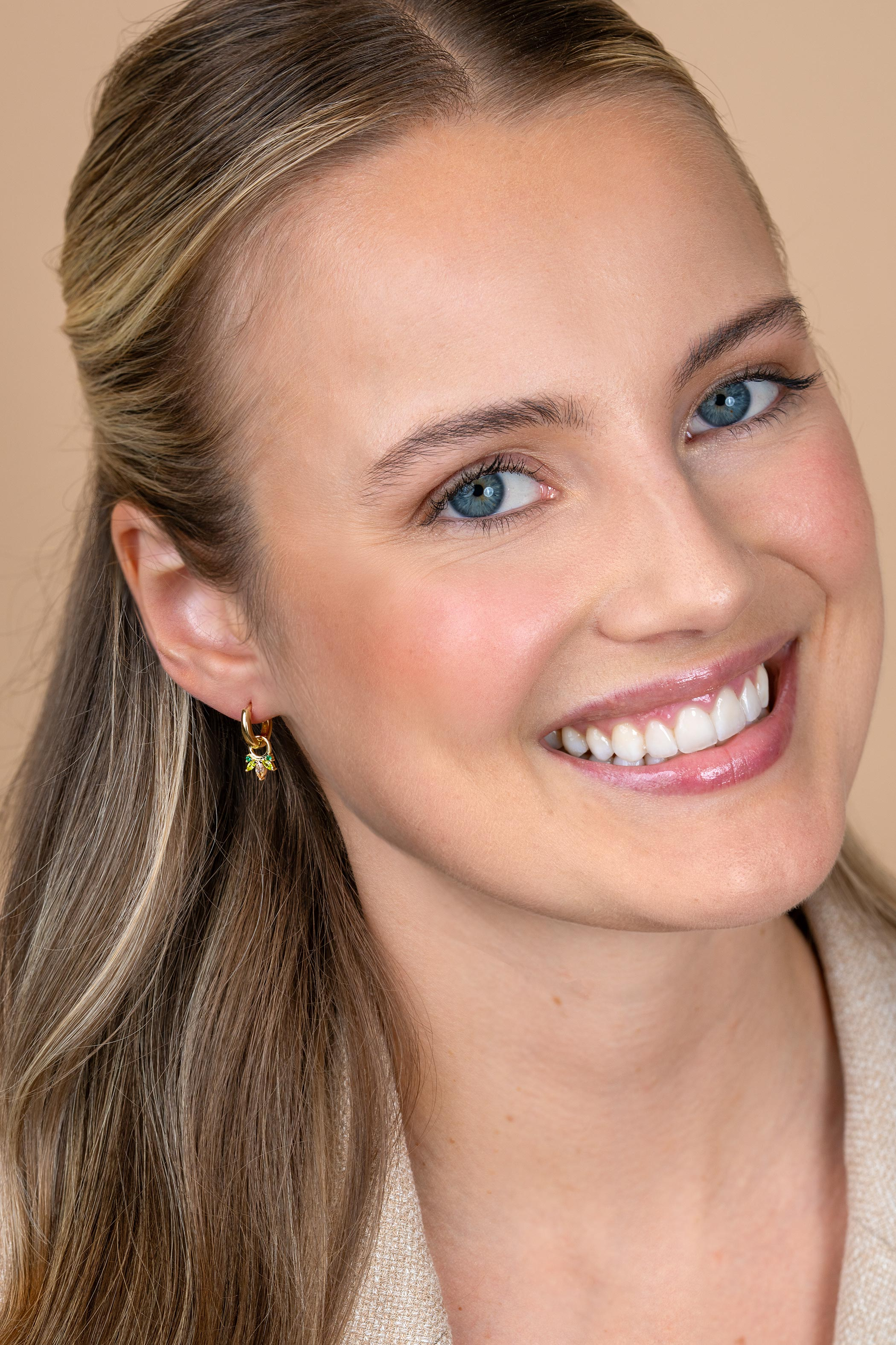 10mm ZINZI vergoldete Silber-Ohrhänger mit fünf spielerischen Fassungen in abnehmender Größe, besetzt mit Champagner, Peridot und dunkelgrünen Steinen ZICH2633GC (ohne Ohrringe)