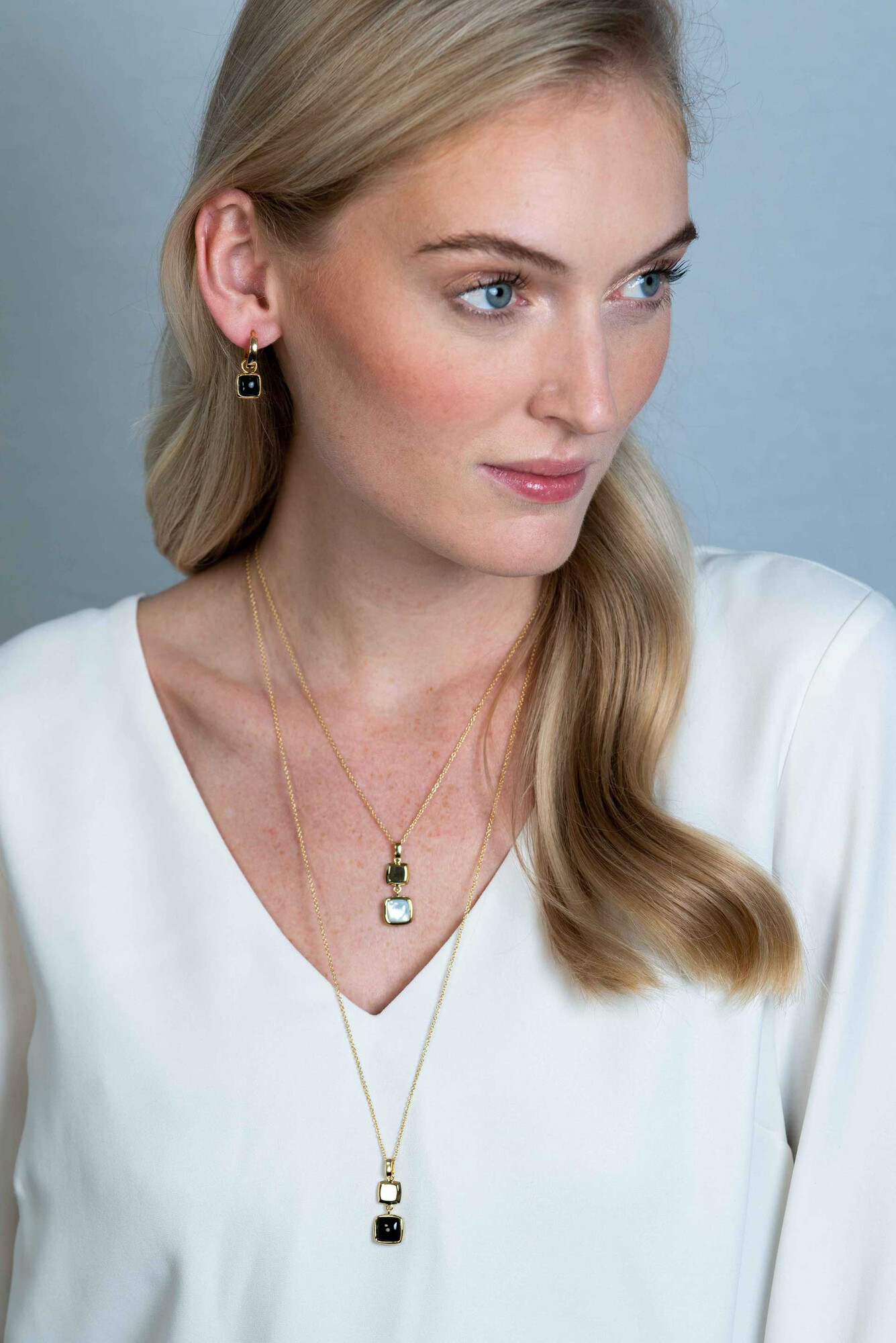 ZINZI Silberner zweiseitiger Anhänger 14 Karat gelb vergoldetes Quadrat mit schwarzem Onyx und weißem Perlmutt 30mm ZIH2257G