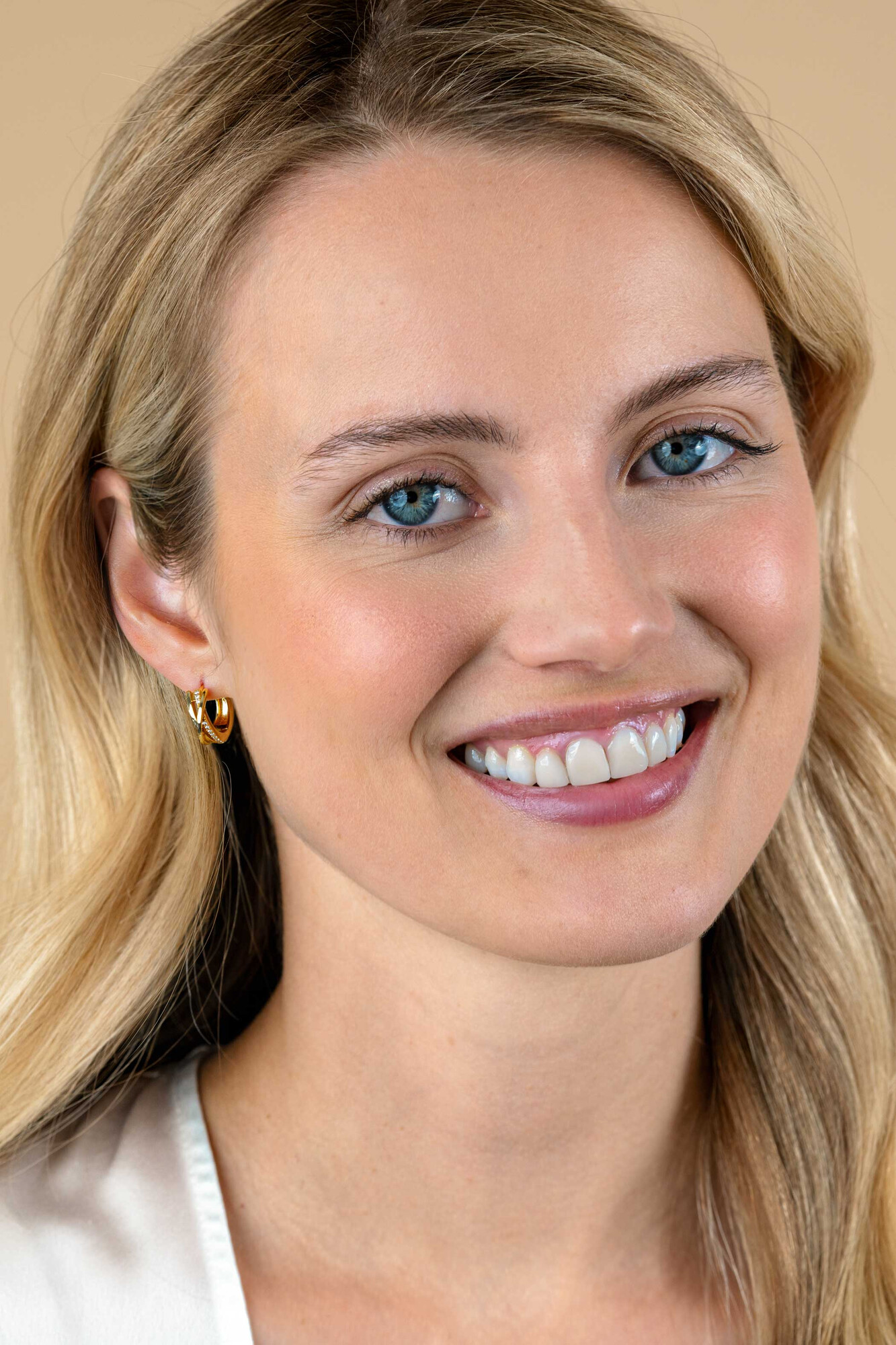 16mm ZINZI vergoldete Silber Cross-Over Creolen 5,5mm breit, besetzt mit weißen Zirkonia ZIO1774Y