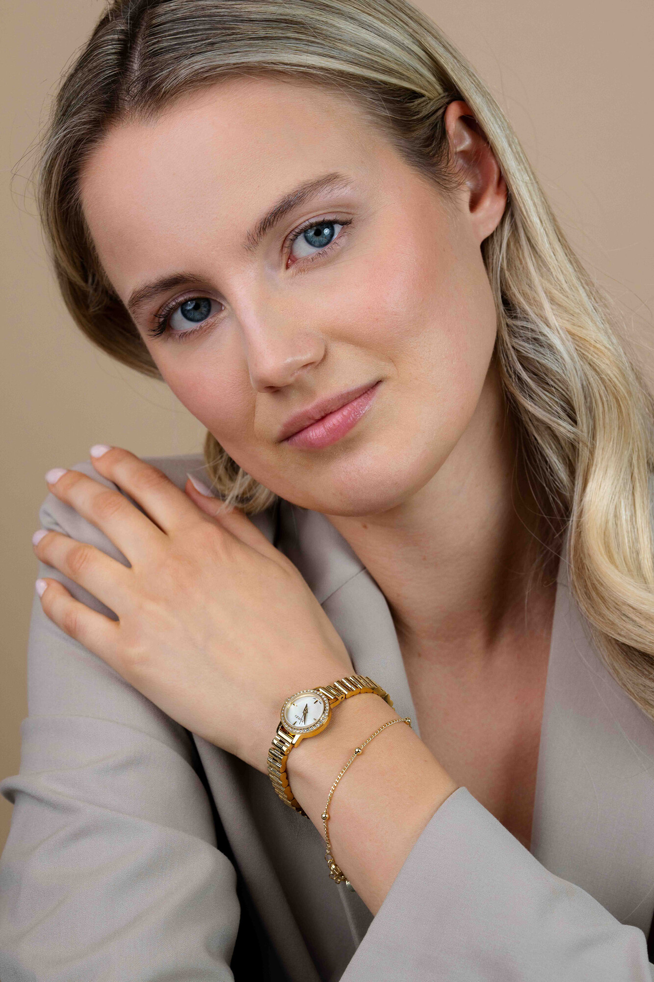 ZINZI Etoile Uhr 20mm weißes Perlmutt-Zifferblatt Gelbgoldfarbige Stahlgehäuse rundum besetzt mit weißen Kristallen und Gelbgoldfarbige Armband ZIW3234