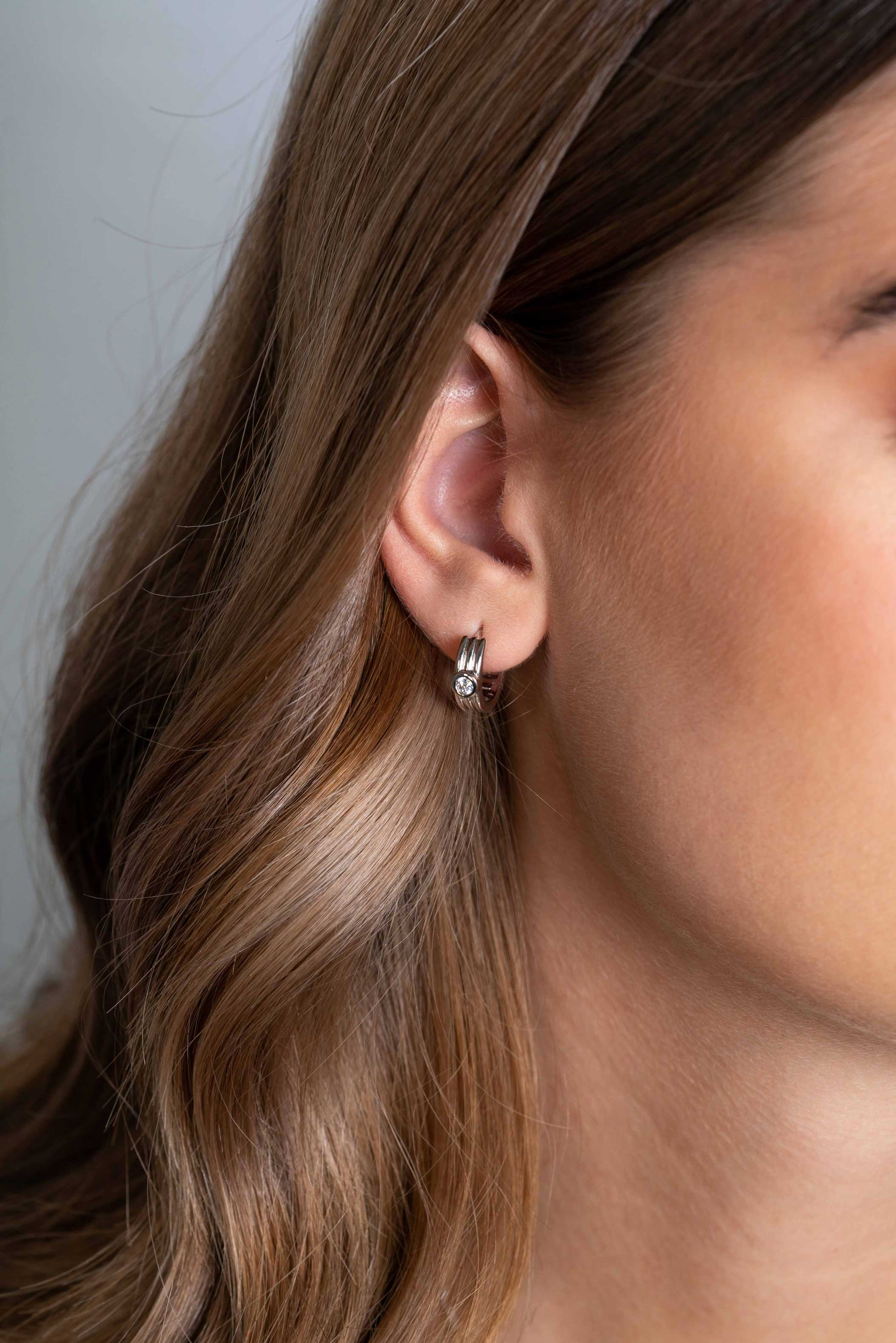 ZINZI silberne Luxusohrringe drei glatte Reihen und weißer runder Zirkonia 15x4mm ZIO2241