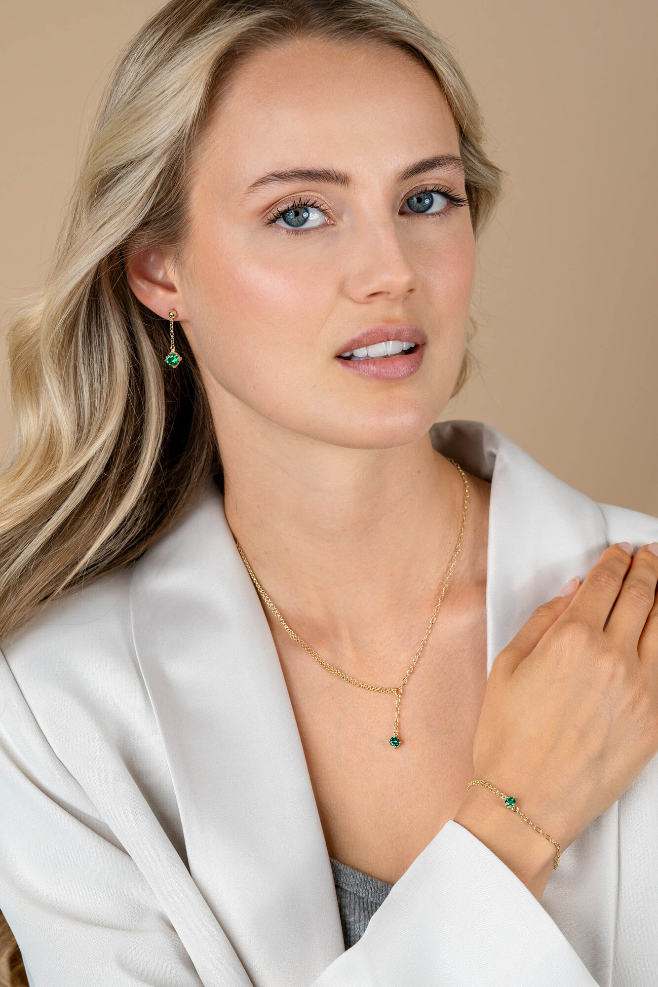 26mm ZINZI Vergoldete Silberne Ohrstecker mit Kettchen und hängendem rundem grünem Edelstein ZIO2660G