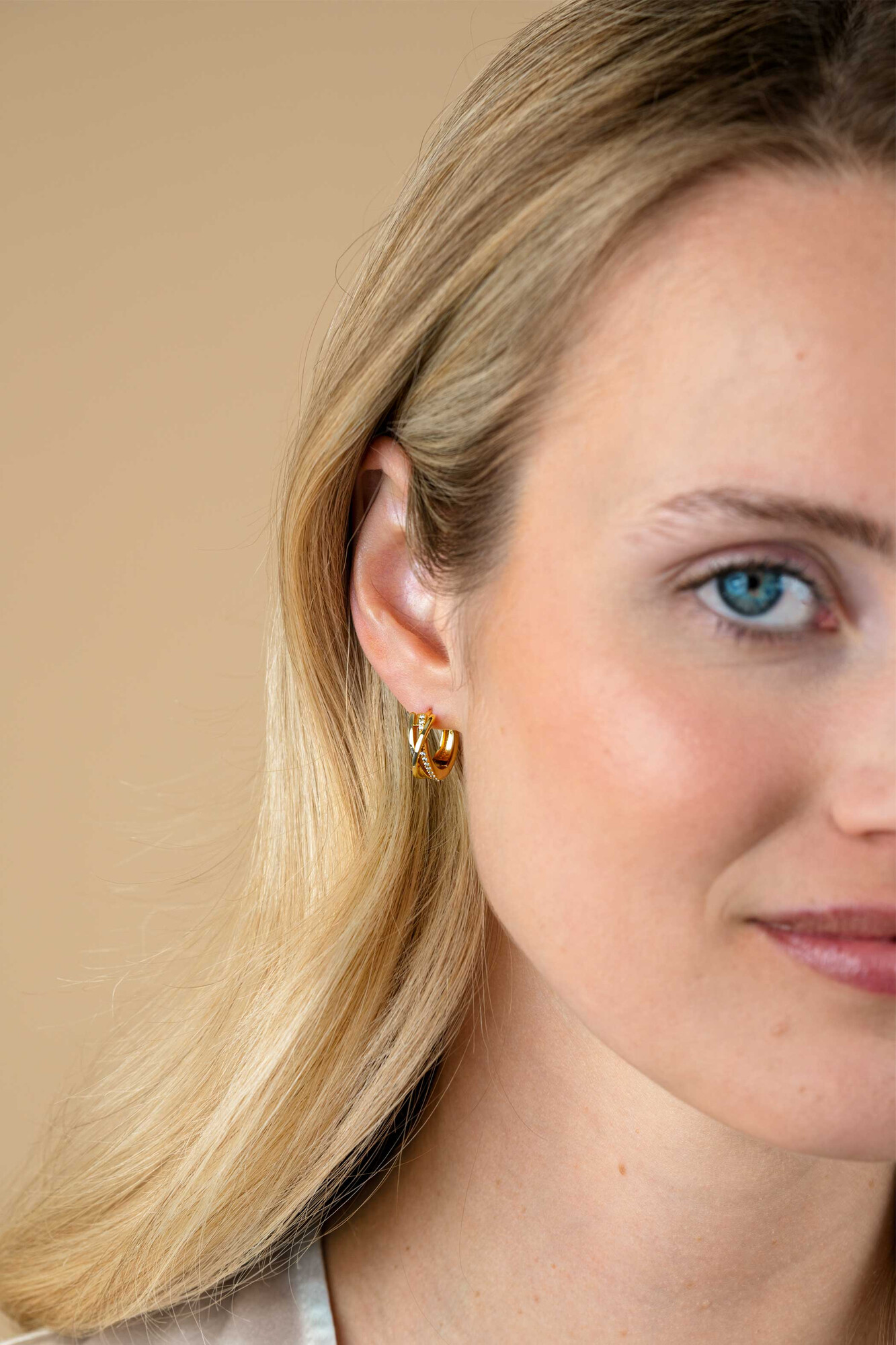 16mm ZINZI vergoldete Silber Cross-Over Creolen 5,5mm breit, besetzt mit weißen Zirkonia ZIO1774Y