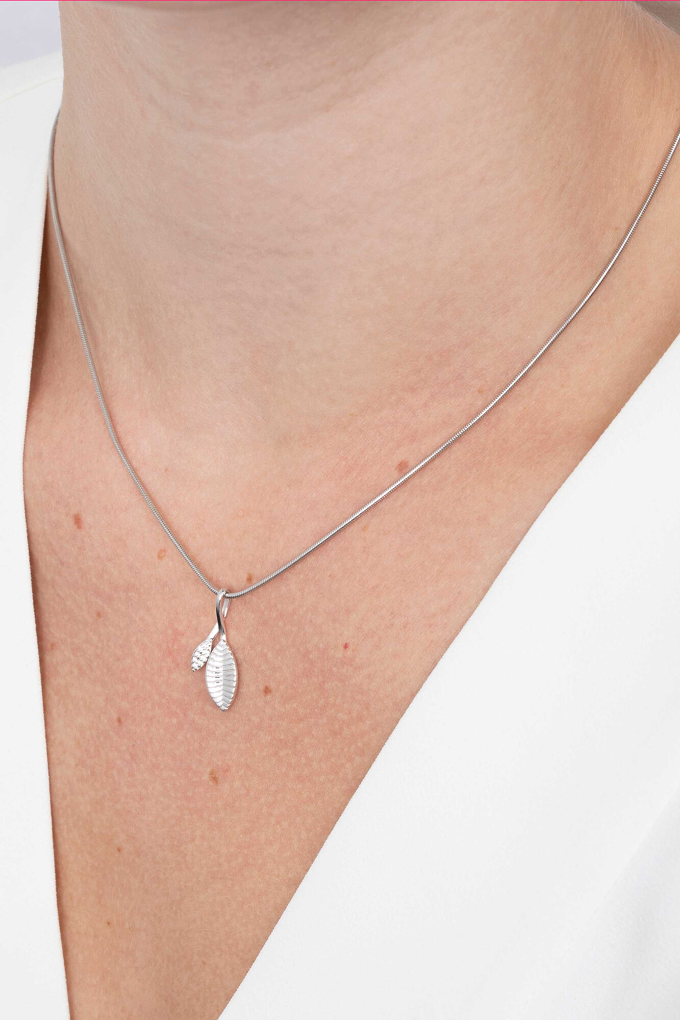 ZINZI silberner Anhänger 23mm Blätter  bearbeitet/ weiße Zirkonia ZIH2087