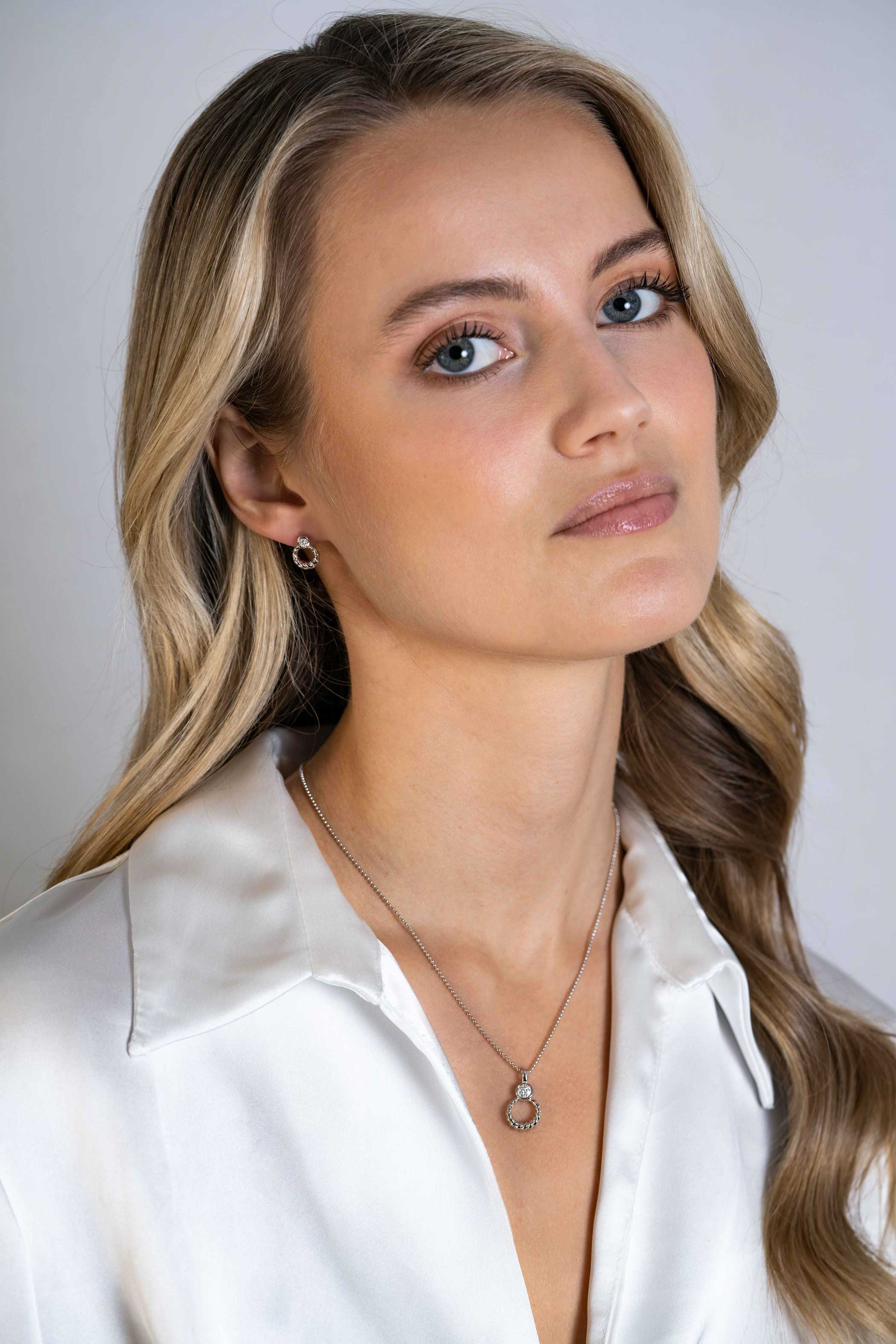 ZINZI zlv. hanger gedraaid open en rond zirconia's