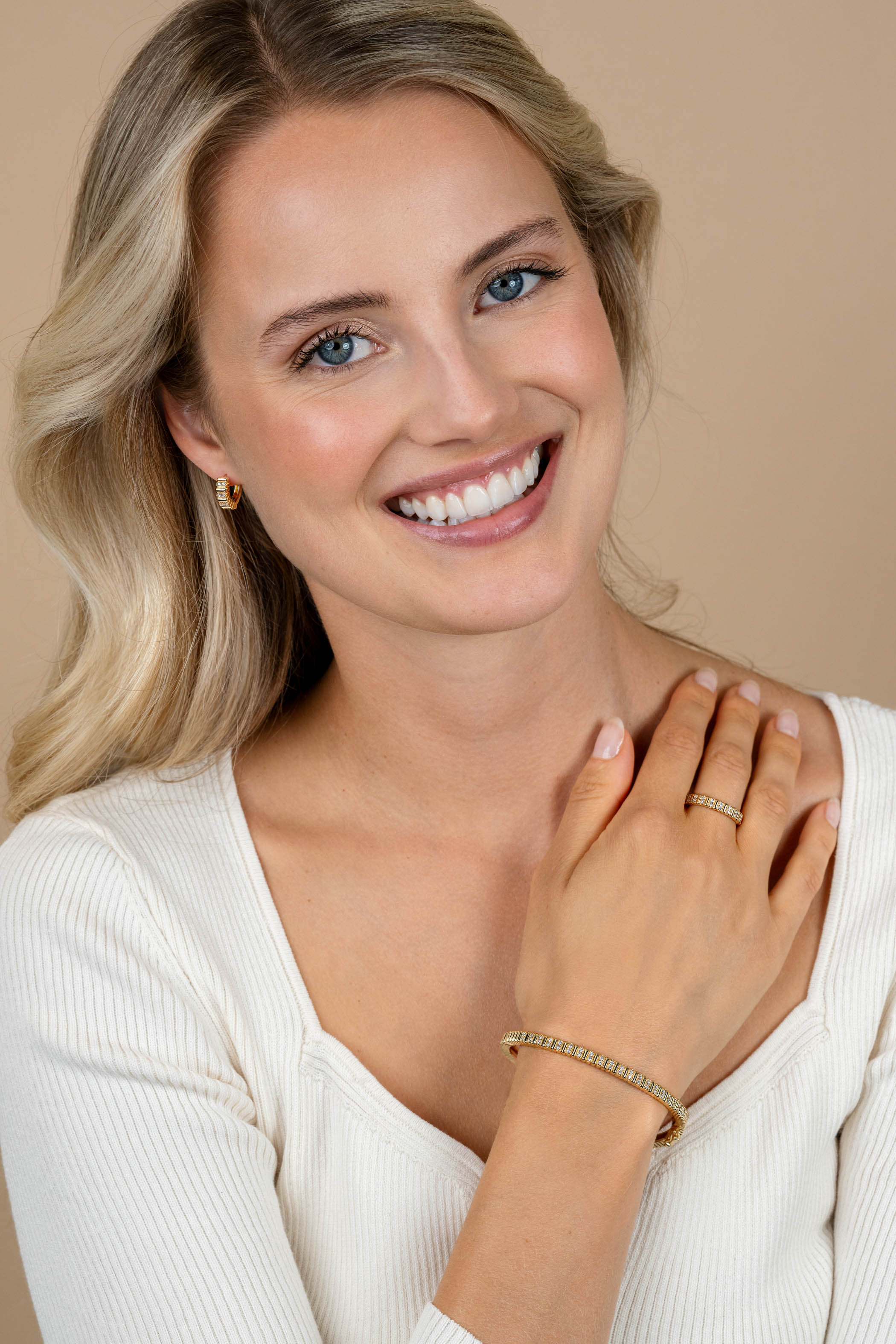 ZINZI vergoldetes Silber Bangle-Armband, 4 mm breit, besetzt mit weißen Zirkonias, 60 mm ZIA2686Y