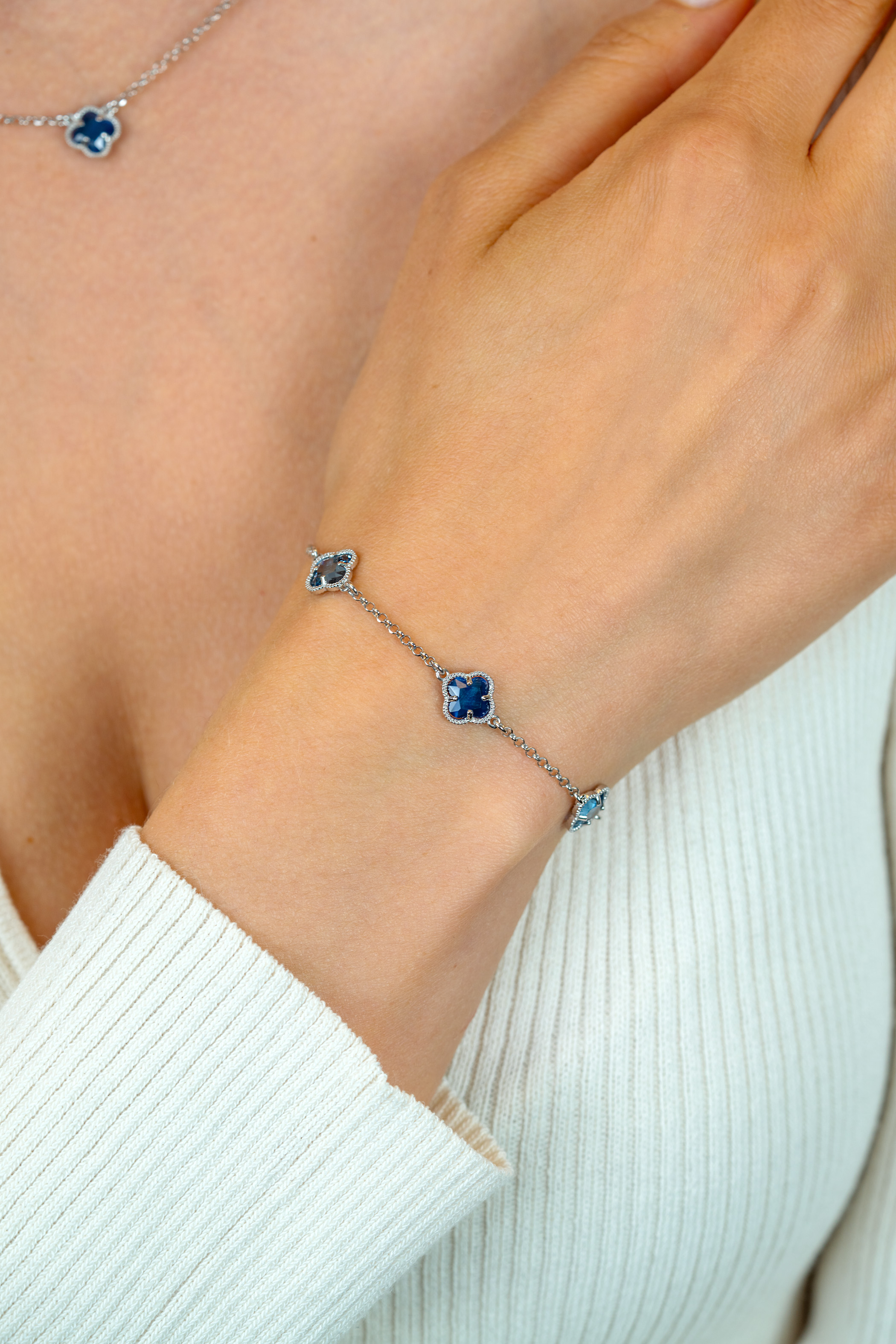 ZINZI Silberarmband mit zwei hellblauen Kleeblättern und einem dunkelblauen Kleeblatt in der Mitte, 17-20 cm ZIA2663B