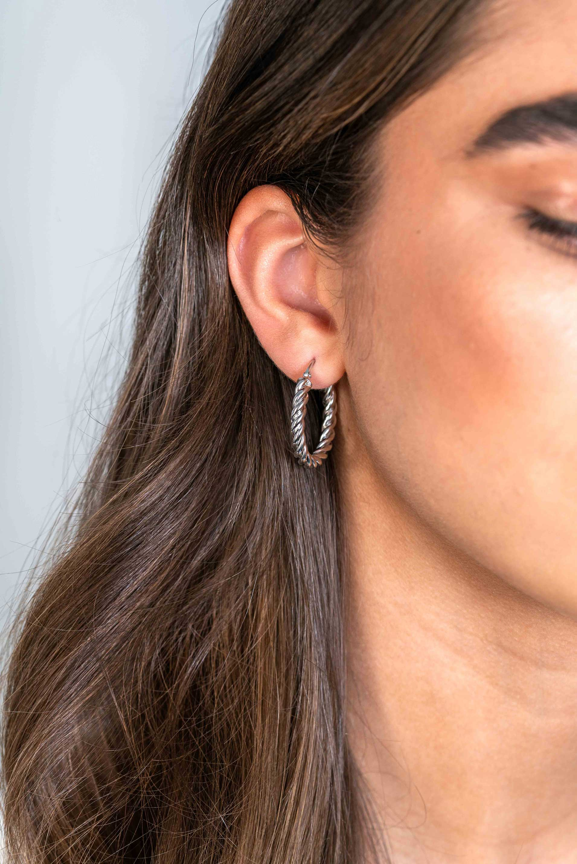 ZINZI * zlv. oorringen gedraaid 27x4mm