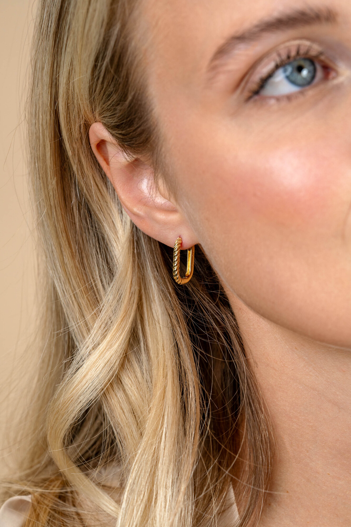 17mm ZINZI Vergoldete Ovale Creolen mit gedrehter Röhre und luxuriösem Klappverschluss ZIO2691G