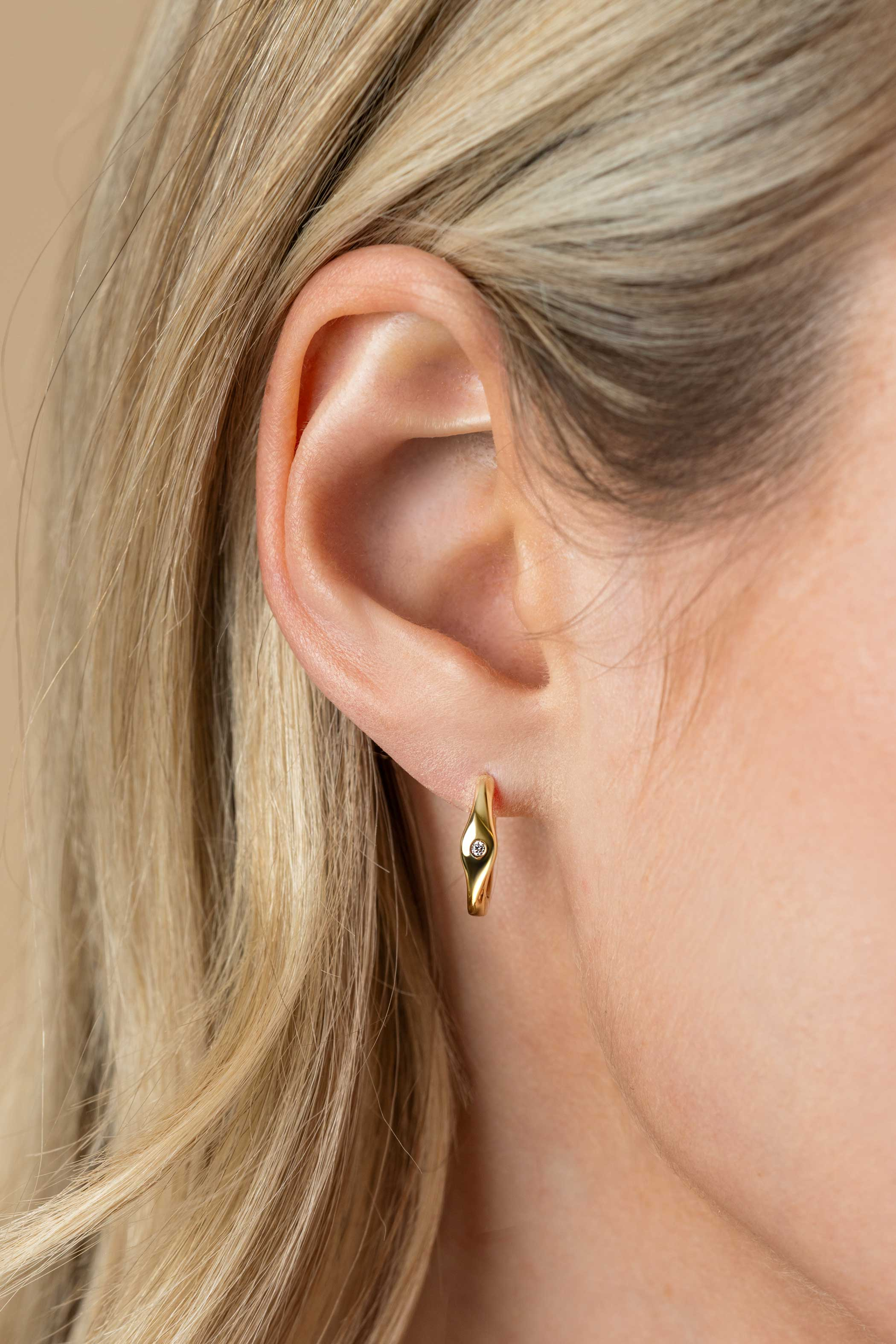 15mm ZINZI vergoldete Silber Creolen organisch geformt, besetzt mit weißen Zirkonia und mit Luxus-Schnappverschluss ZIO2628