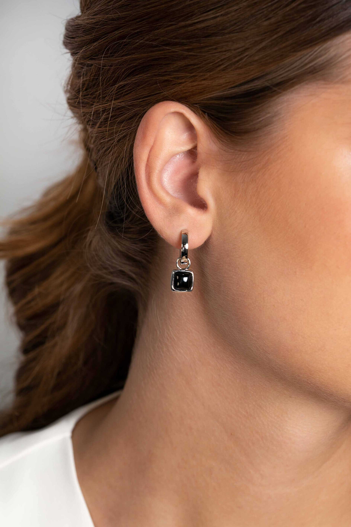 ZINZI silberne Ohranhänger quadratisch zweiseitig schwarzer Onyx und weißes Perlmutt 10mm ZICH2257