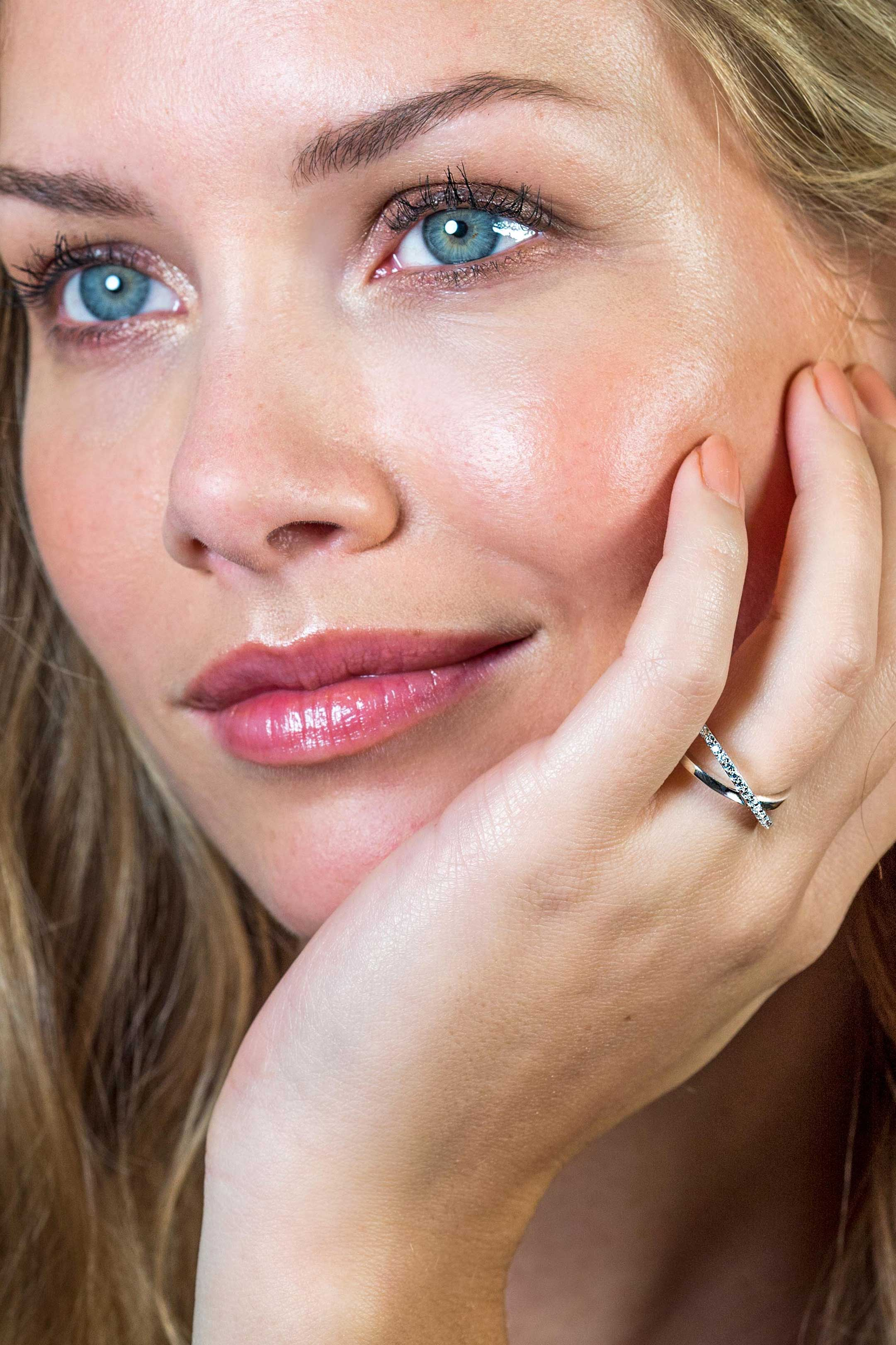 ZINZI silberner cross-over Ring glatt weiß  ZIR1569