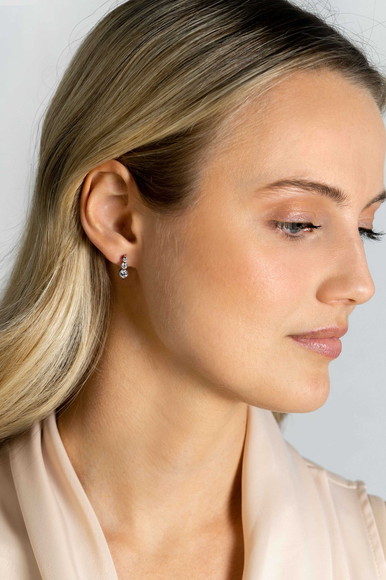 ZINZI zlv. oorknopjes 3x zirconia's aflopend