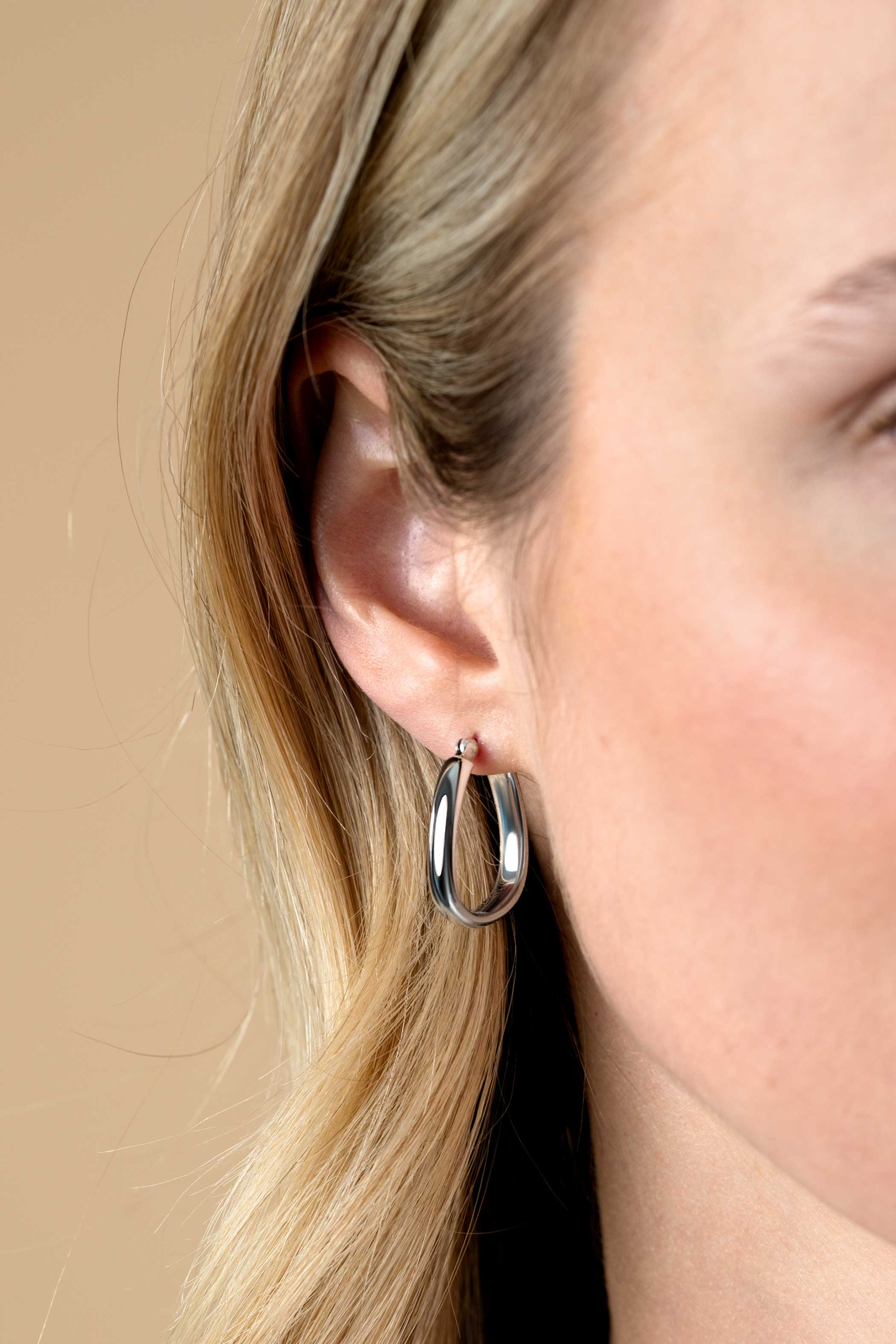 22mm ZINZI Silber Creolen in trendiger Taschenform mit glatter Röhre 4mm breit und praktischem oberen Verschluss ZIO2606