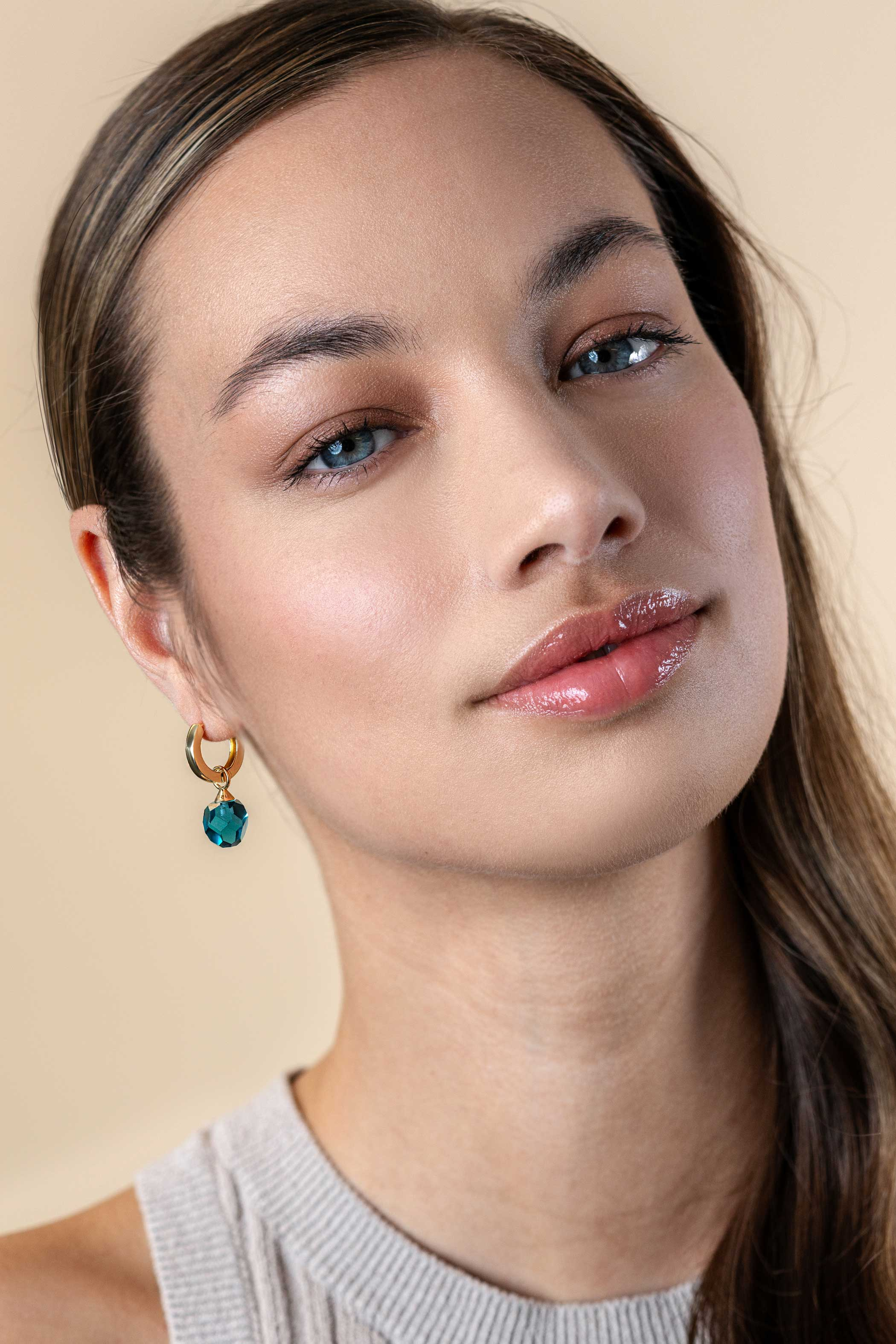 ZINZI zlv. creoolhangers gg.verg.met blauwe bead