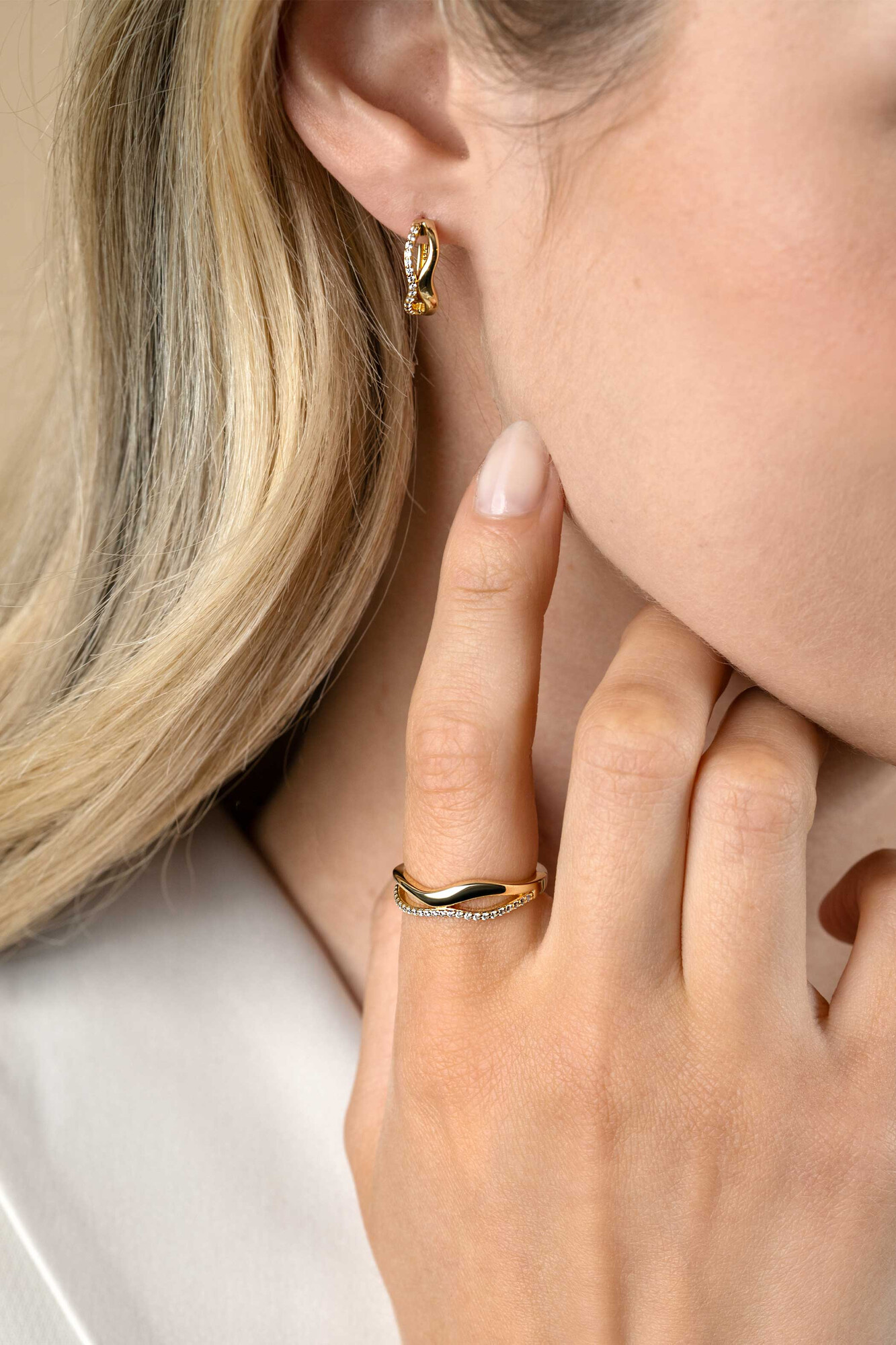 ZINZI vergoldeter Silber-Multilook-Ring (6mm breit) organisch geformt mit zwei geschwungenen Bahnen, davon eine besetzt mit weißen Zirkonia ZIR2629Y