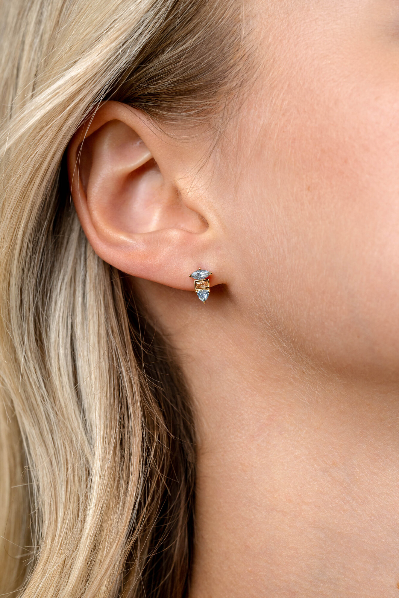 9,5mm ZINZI vergoldete Silber Ohrstecker mit drei verschiedenen Fassungen, besetzt mit Champagner- und blauen Steinen ZIO2630BC