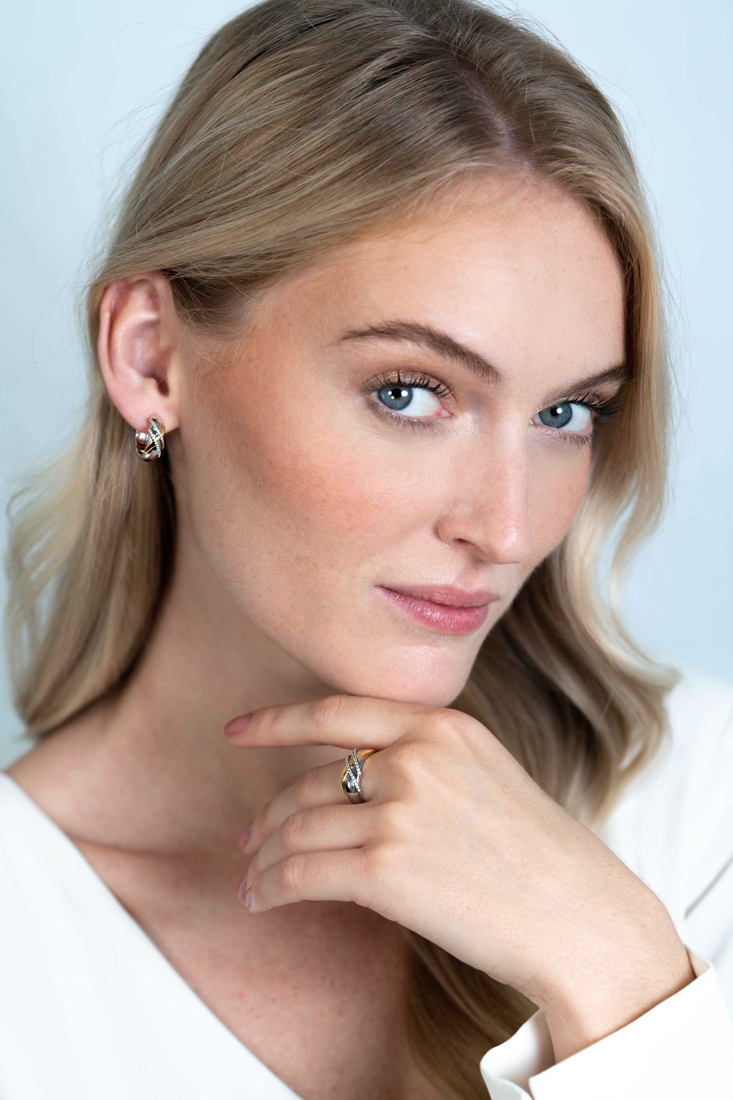 ZINZI silberne Luxus-Ohrringe Cross-Over zweifarbig mit weißen Zirkonias 16x6mm ZIO2243