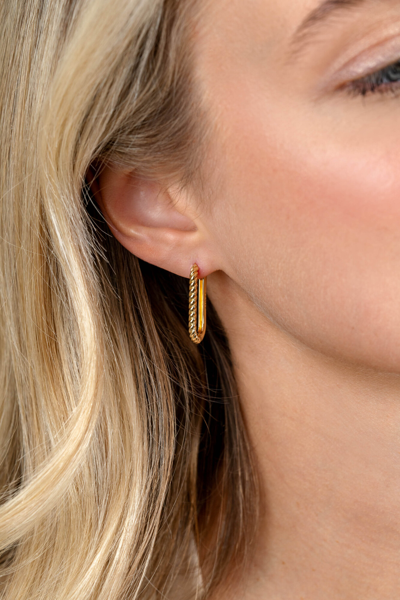 24mm ZINZI Vergoldete Ovale Creolen mit gedrehter Röhre und luxuriösem Klappverschluss ZIO2692G