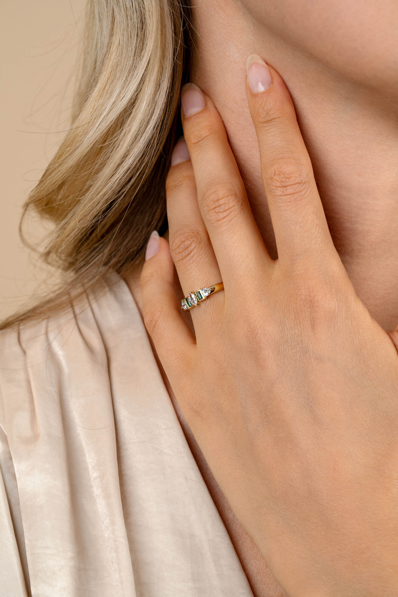 ZINZI vergoldeter Silberring mit Fassungen in Tropfen-, Rechteck- und Dreiecksform, besetzt mit weißen und grünen Farbsteinen ZIR2630G