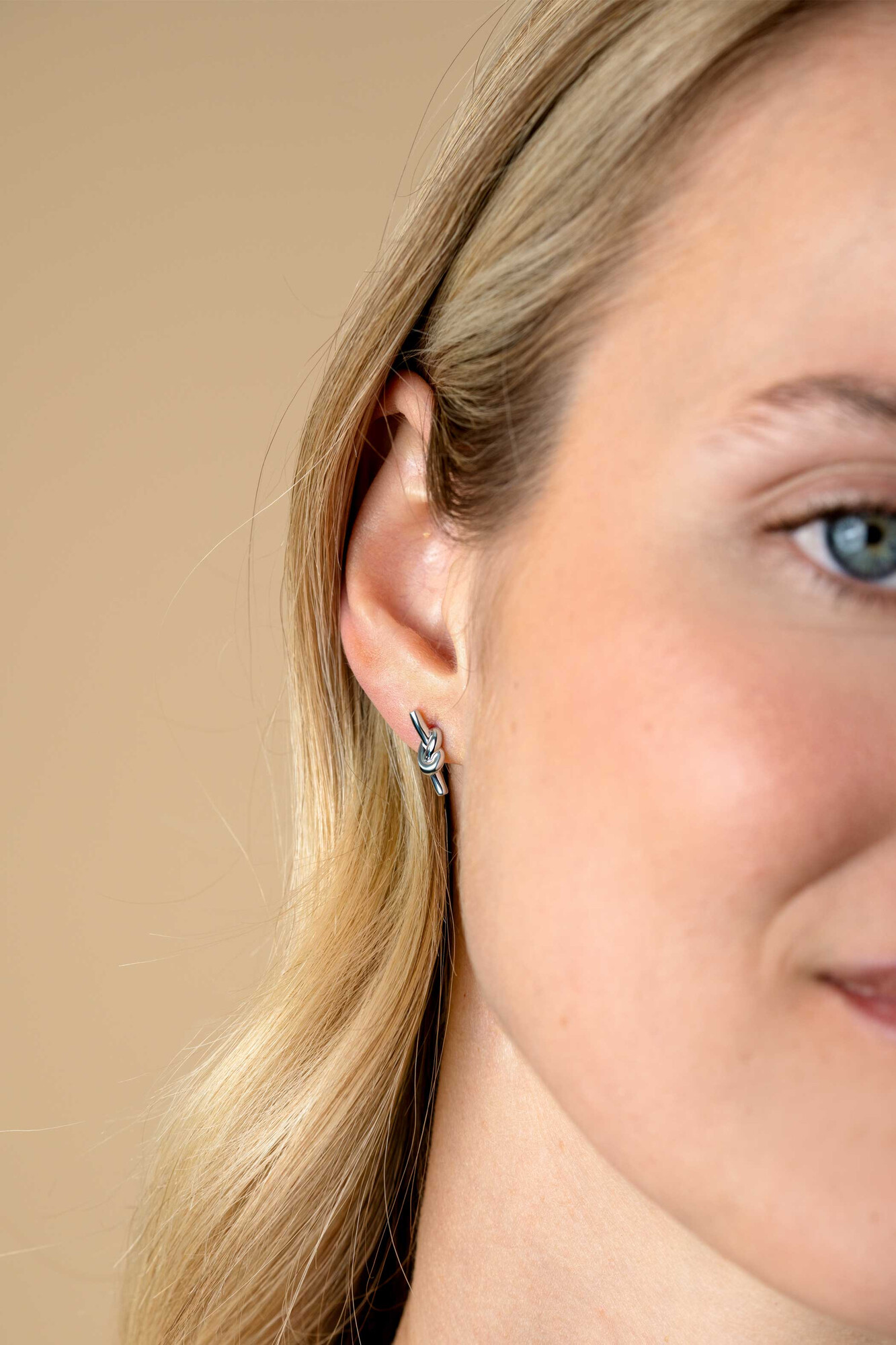 13mm ZINZI Silber Ohrstecker mit Stab und glänzendem Knoten ZIO2613