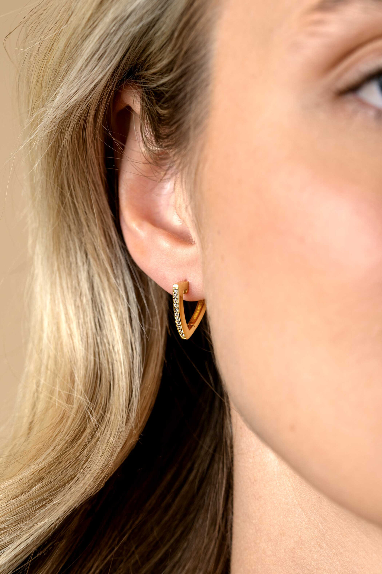 14mm ZINZI vergoldete Silber Creolen in Dreiecksform, besetzt mit weißen Zirkonia ZIO2607