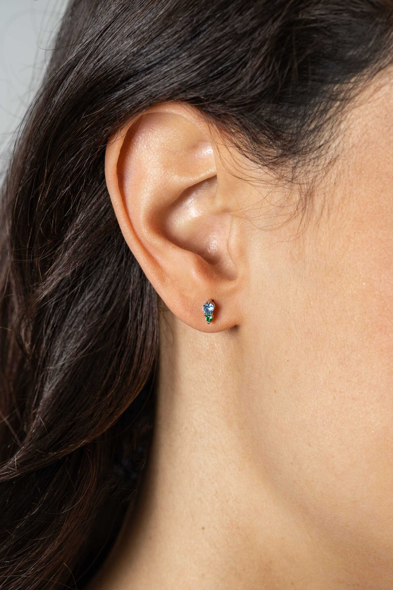 ZINZI zlv. oorknopjes met licht blauw en groen zirc.