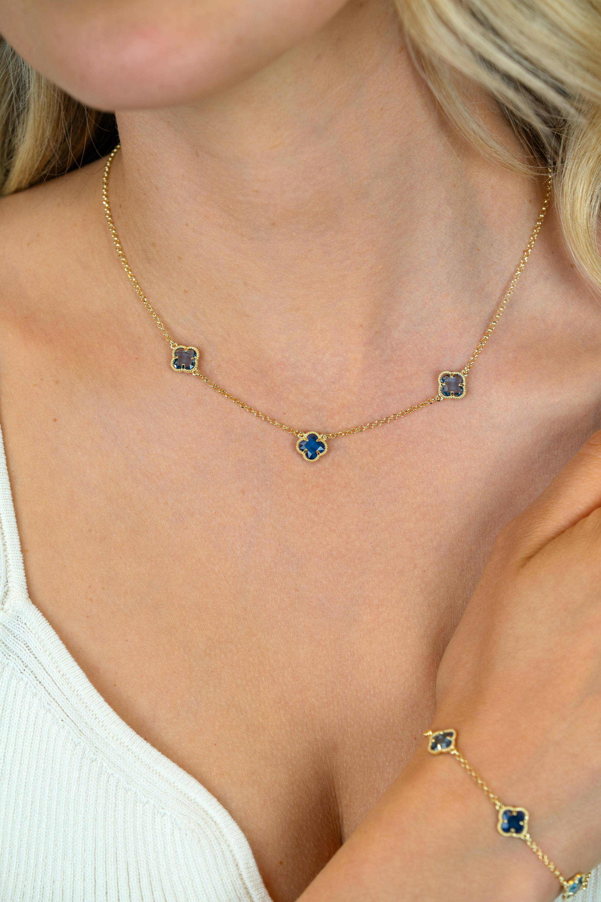 ZINZI vergoldete Silber Gliederkette mit zwei hellblauen Kleeblättern und einem dunkelblauen Kleeblatt, 42-45 cm ZIC2662B