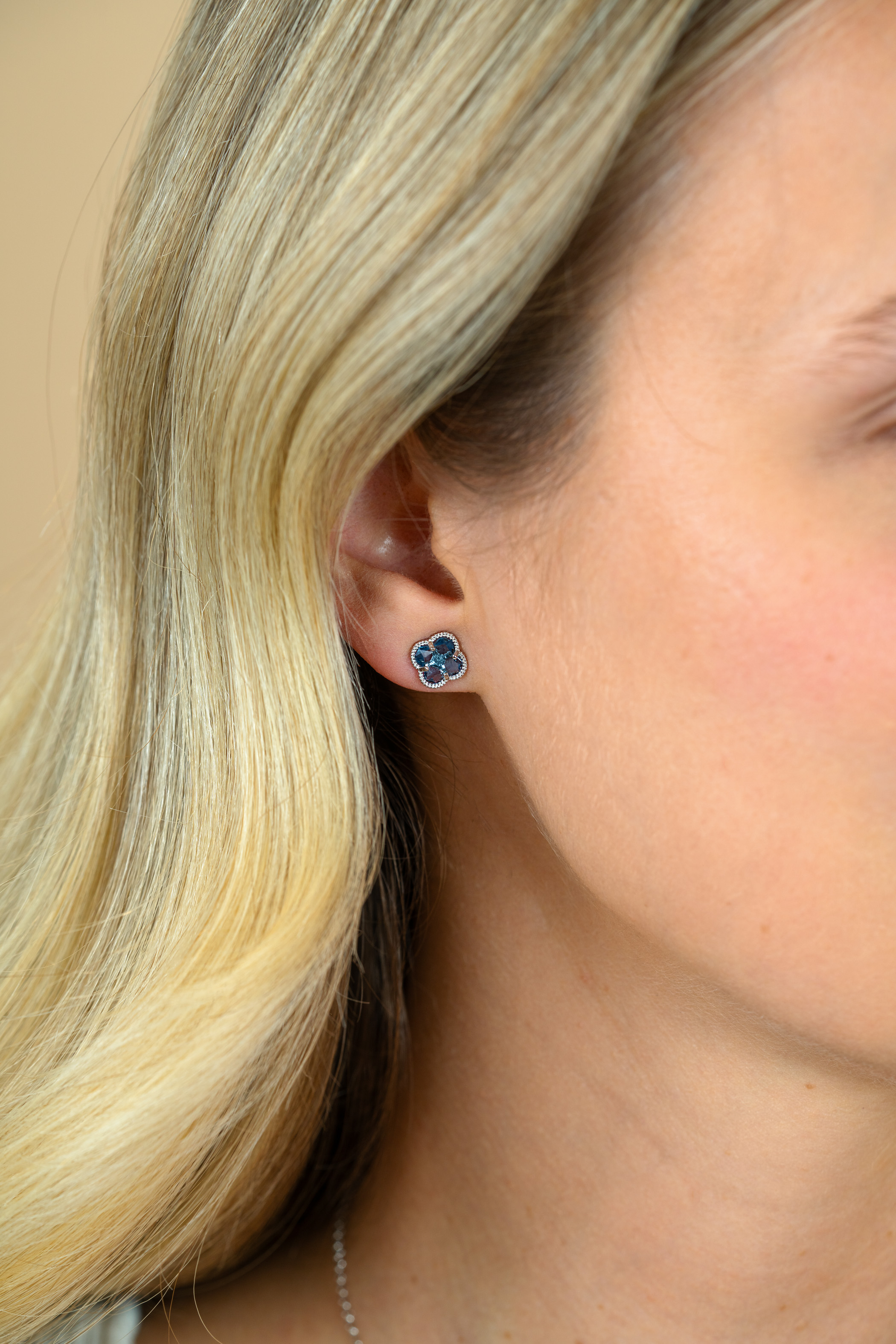 9mm ZINZI Silberne Kleeblatt-Ohrstecker mit hellblauem Zirkonia ZIO2663B