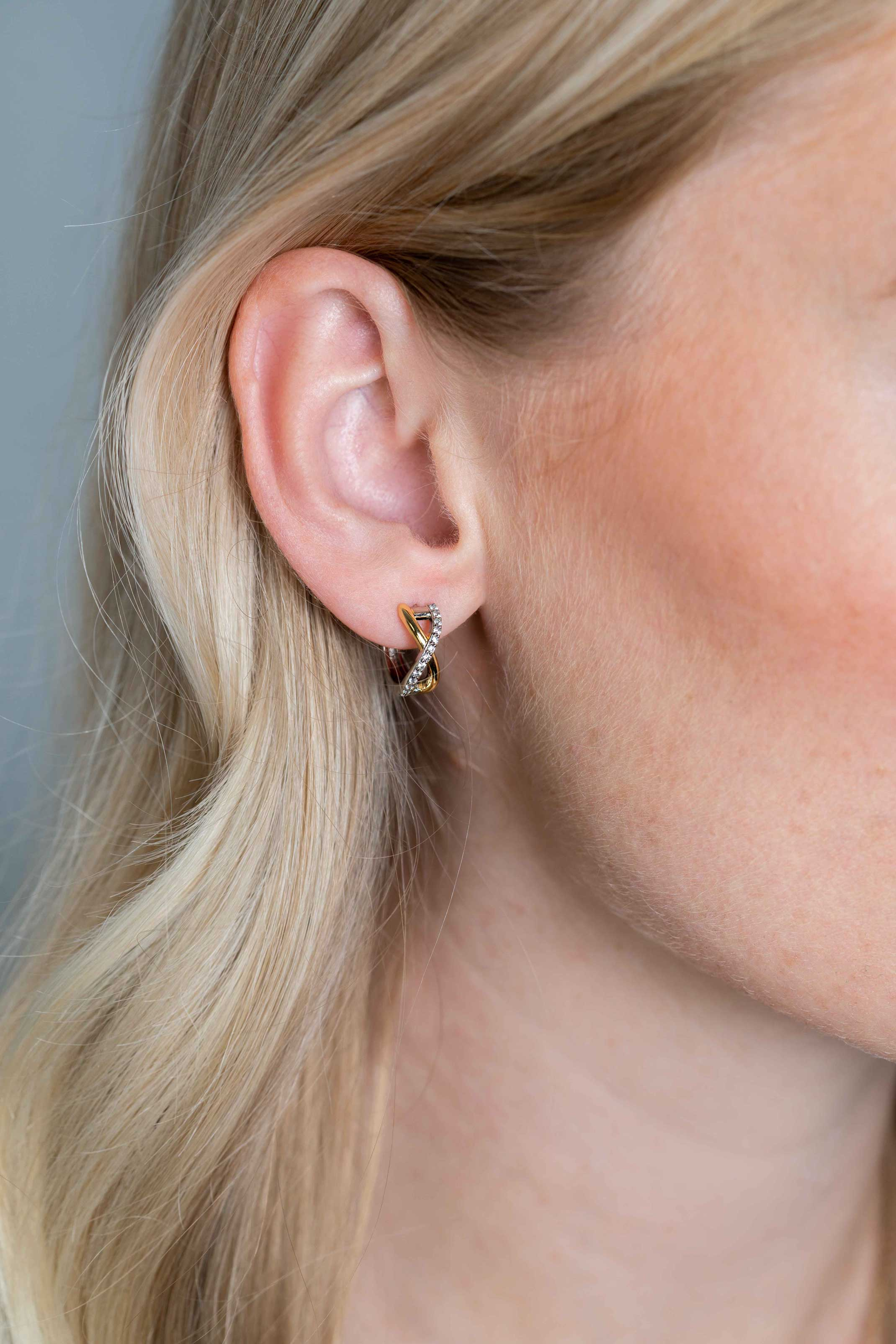 ZINZI silberne zweifarbige Ohrringe Crossover mit weißen Zirkonias 15x5mm ZIO2234