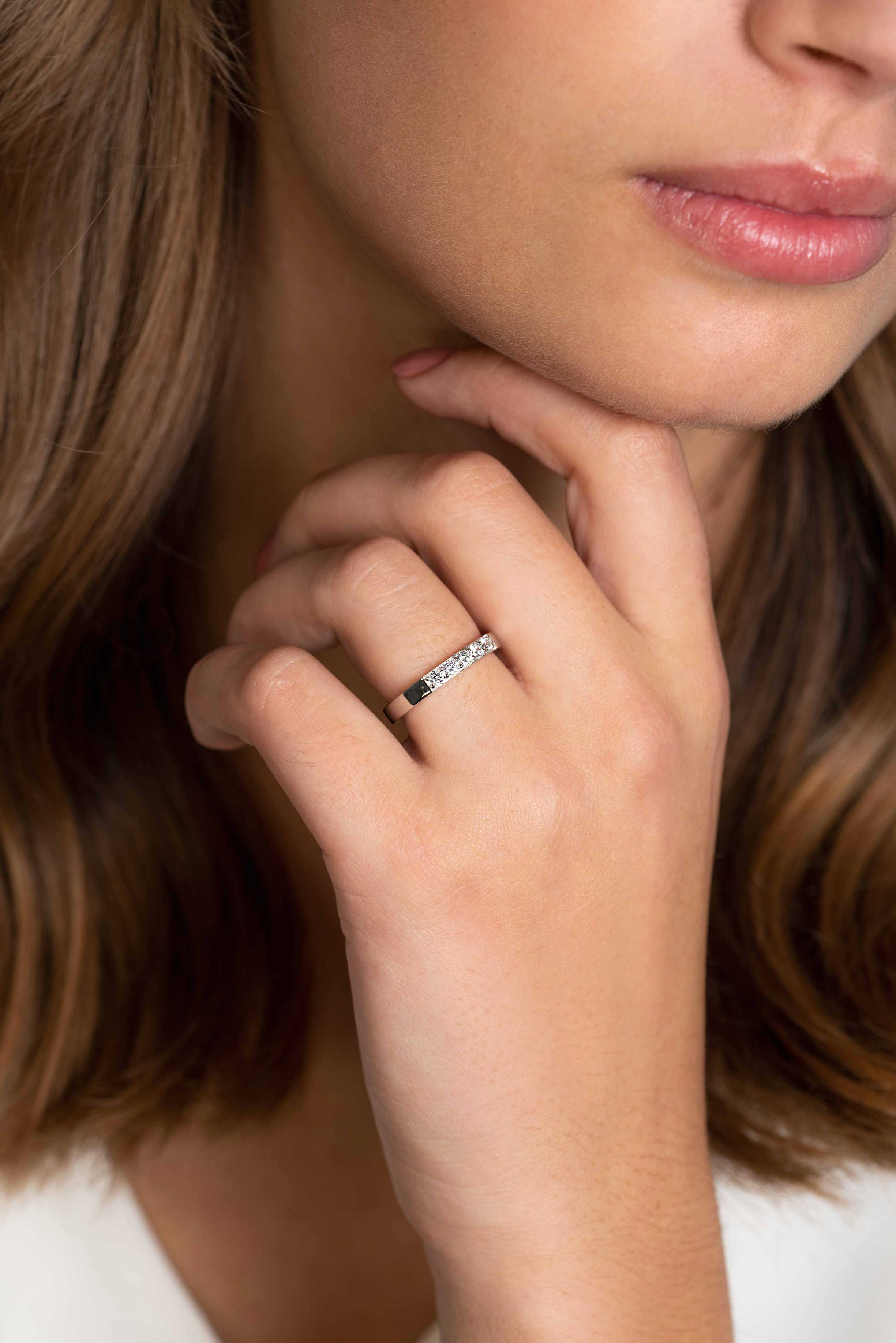 ZINZI silberner breiter glatter Ansteckring besetzt mit fünf weißen Zirkonias ZIR2131