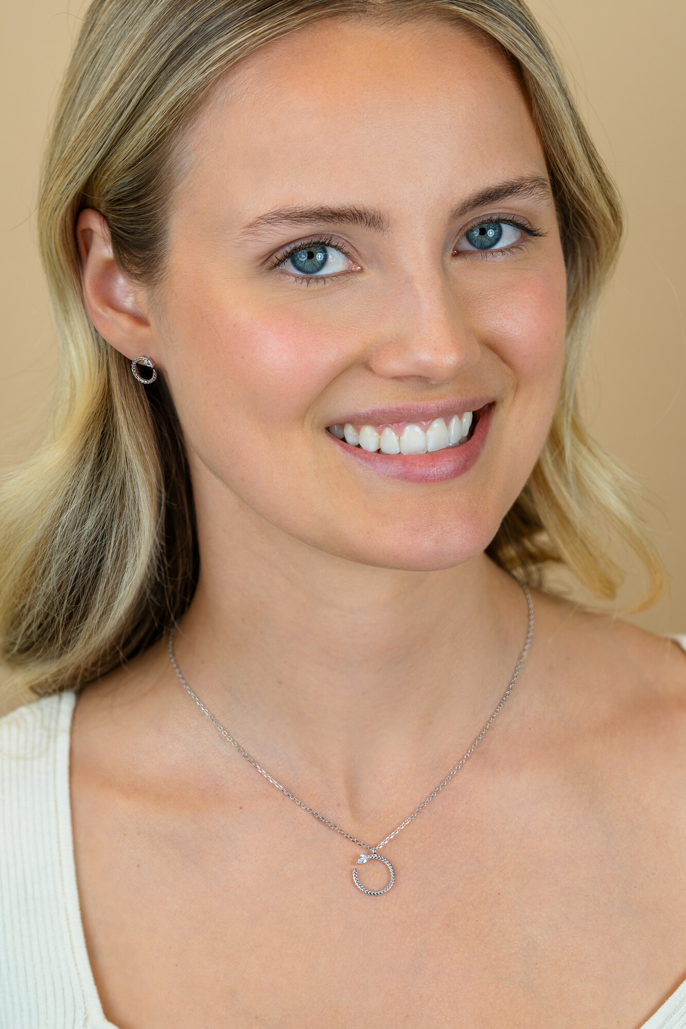 ZINZI zlv. collier met open ronde slanghanger zirc.