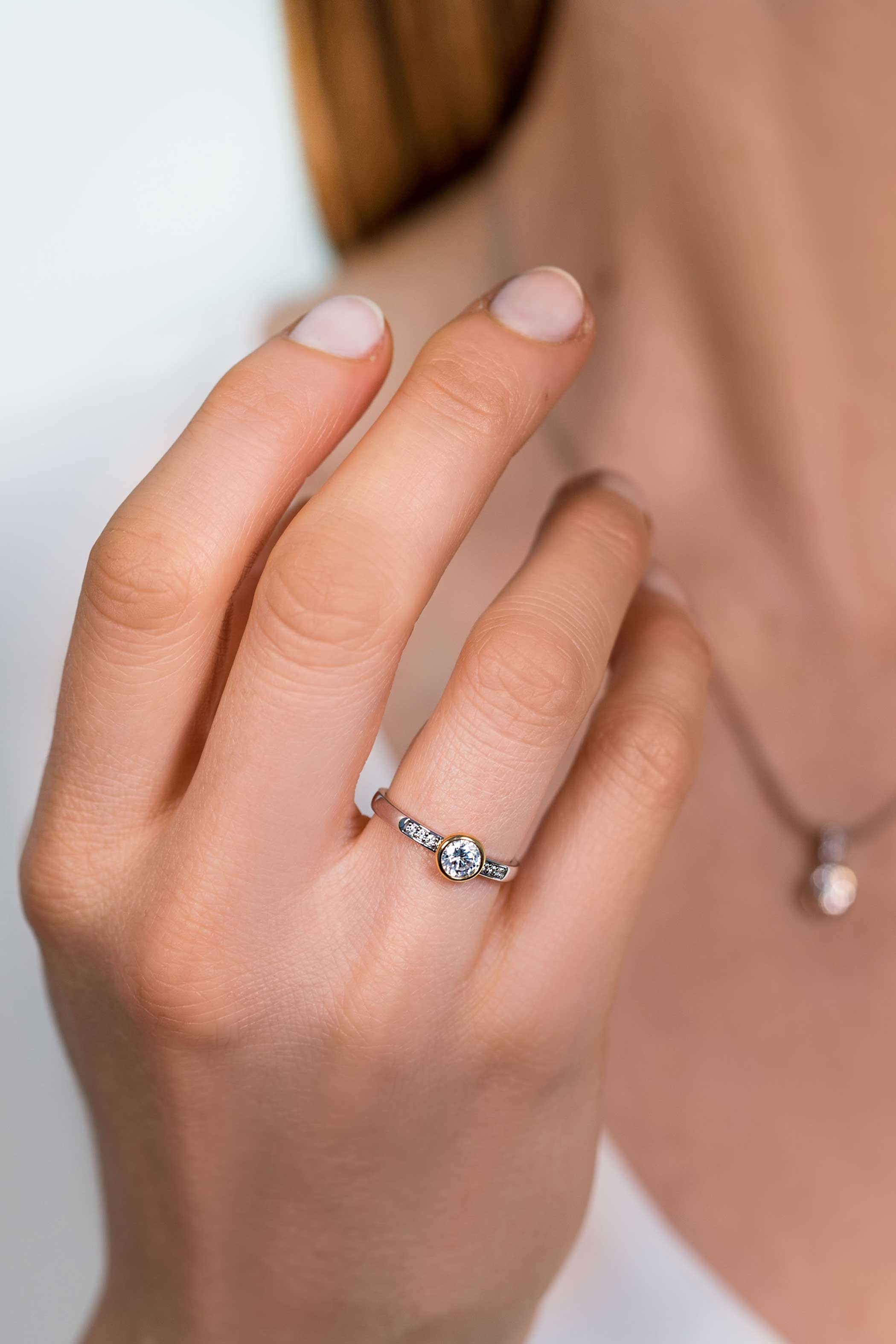 ZINZI silberner Ansteckring gelbvergoldet rund weiß 6mm ZIR1662G