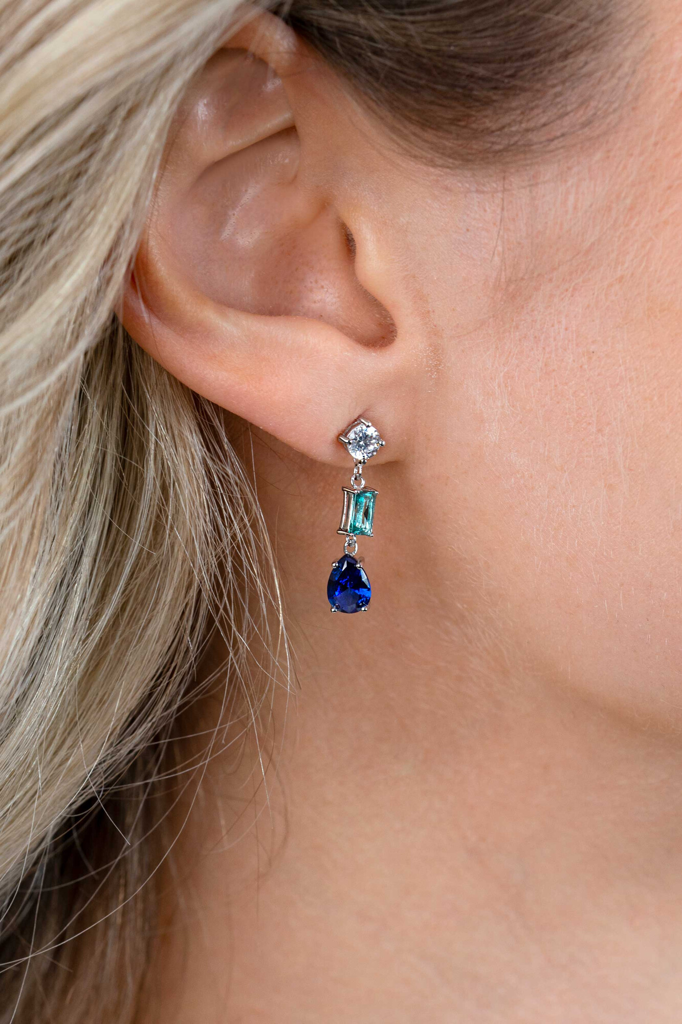 ZINZI zlv. oorstekers lang blauw tinten en zirc.28mm