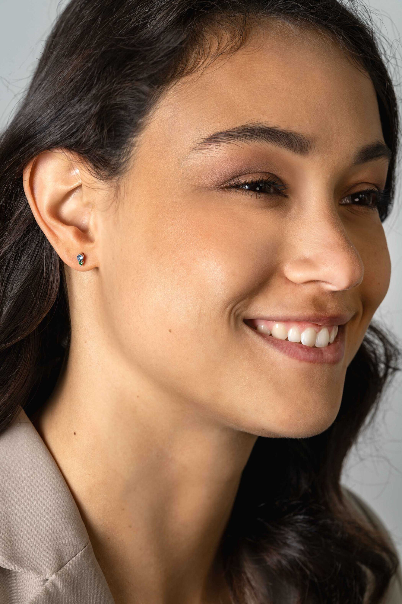 ZINZI zlv. oorknopjes met licht blauw en groen zirc.