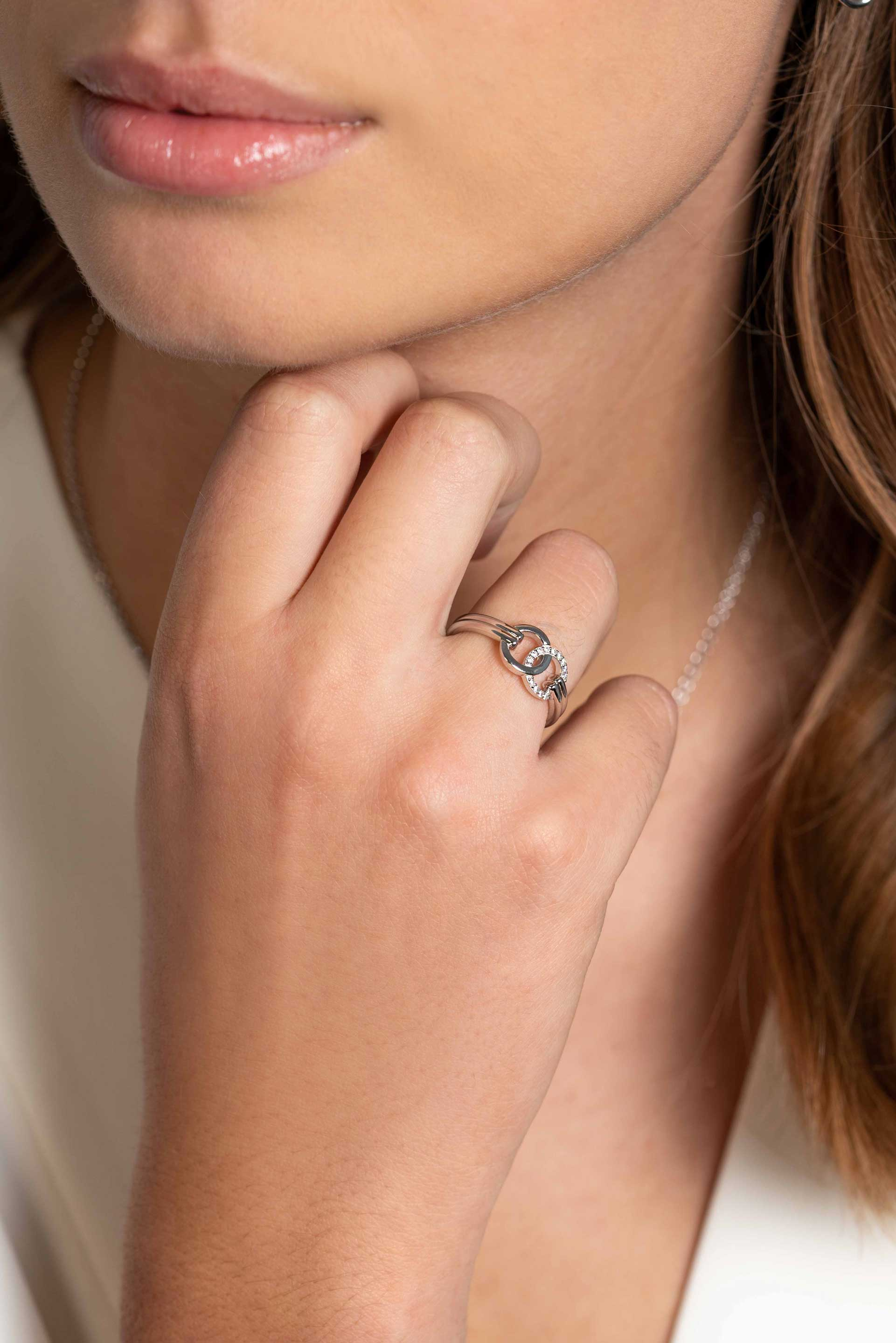 ZINZI silberner Ring zwei runde Formen miteinander verbunden weiß ZIR2266