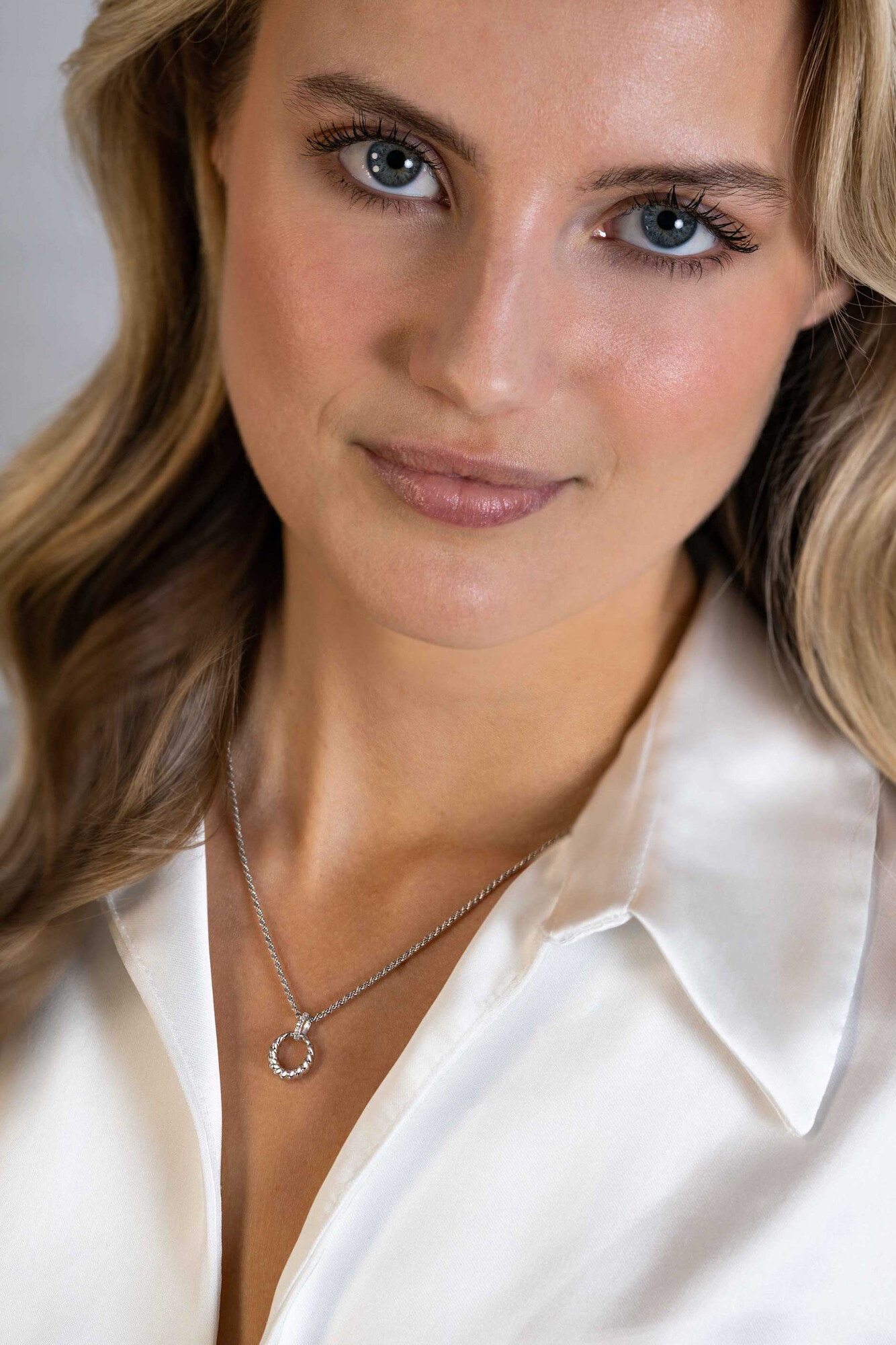 ZINZI zlv. hanger rond open met zirc.hangoog