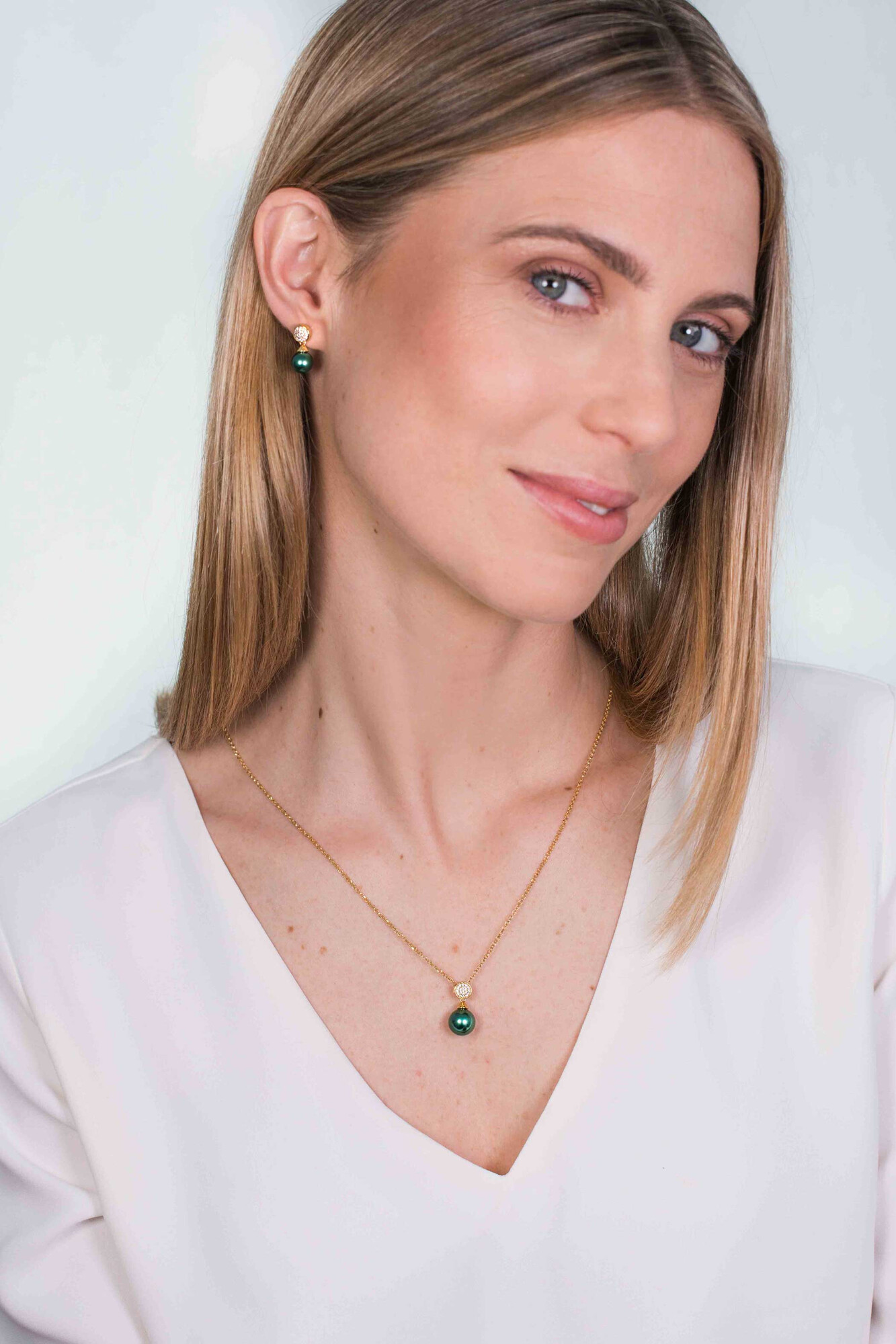 ZINZI silberner Perlenanhänger gelbvergoldet 18mm  weiße Zirkonias grüne Perle ZIH1151GG