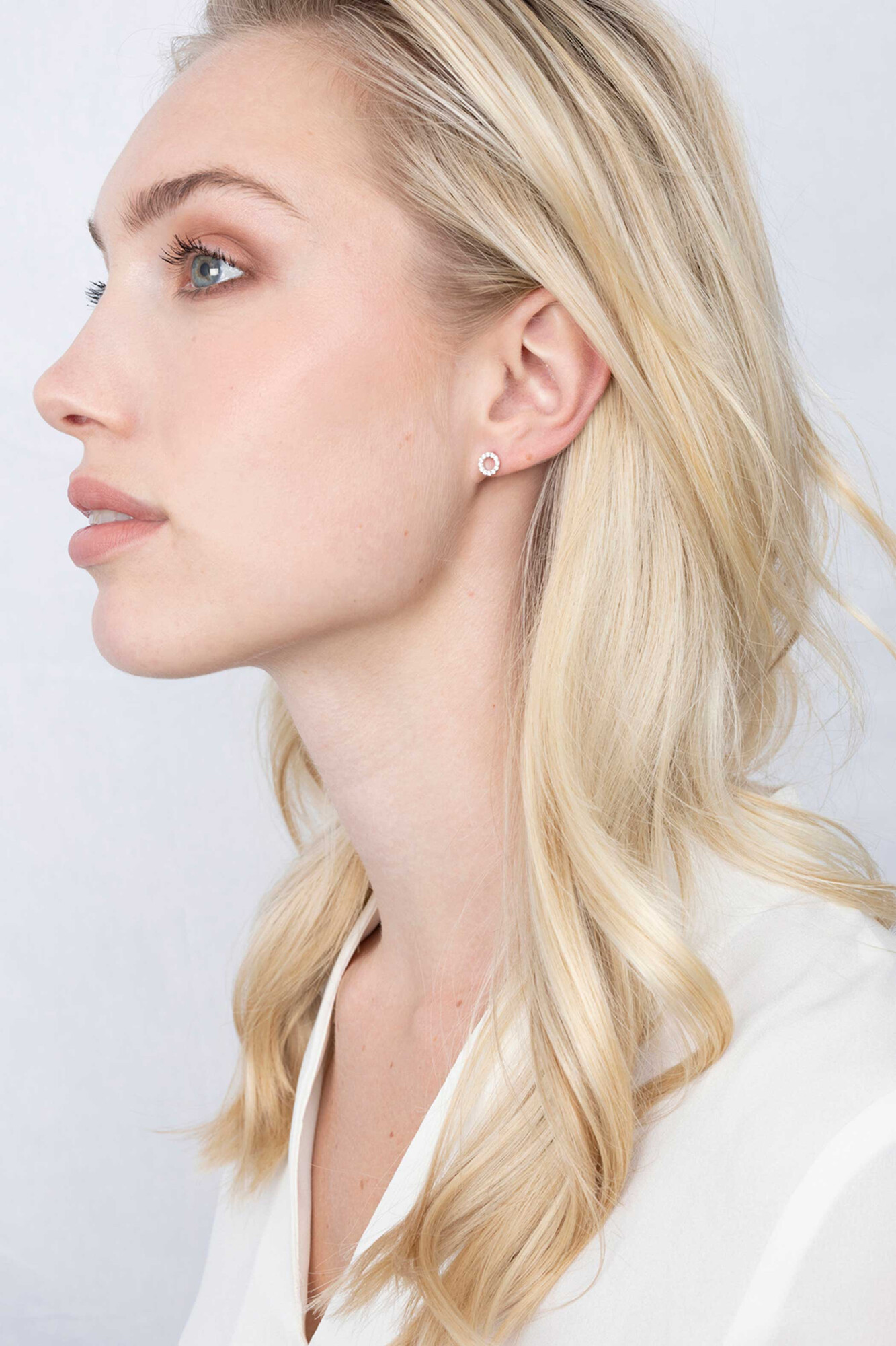 ZINZI silberne Ohrstecker offen rund  weiß 6,5mm ZIO1063