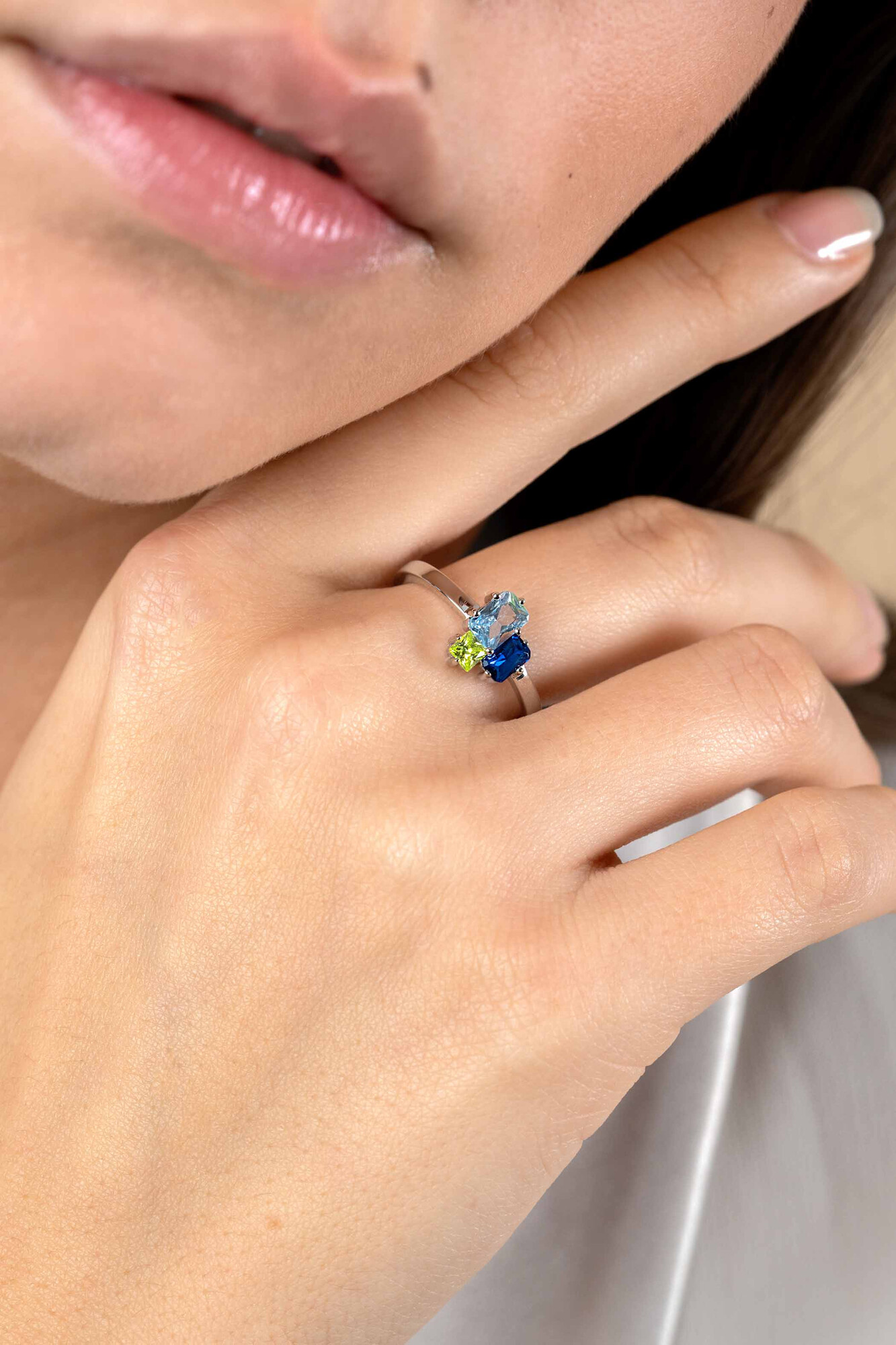 ZINZI zlv. ring met blauw tinten en groen zirc.mt.50