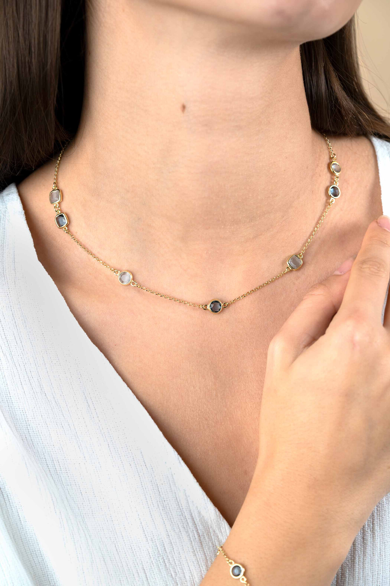 ZINZI zlv. collier gg.verg.met blauw en melkwit zirc.