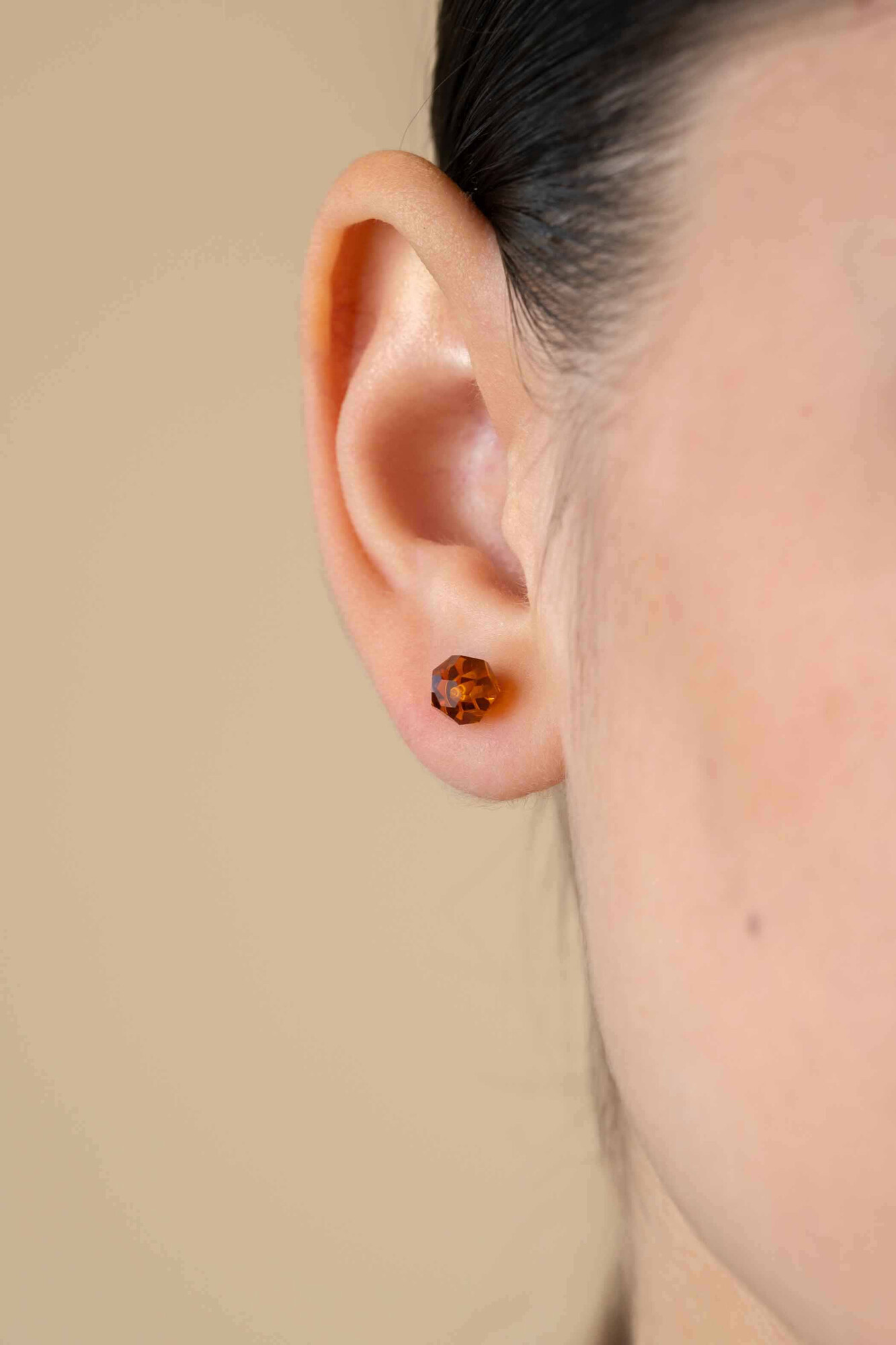 ZINZI zlv. oorknopjes bruine bead