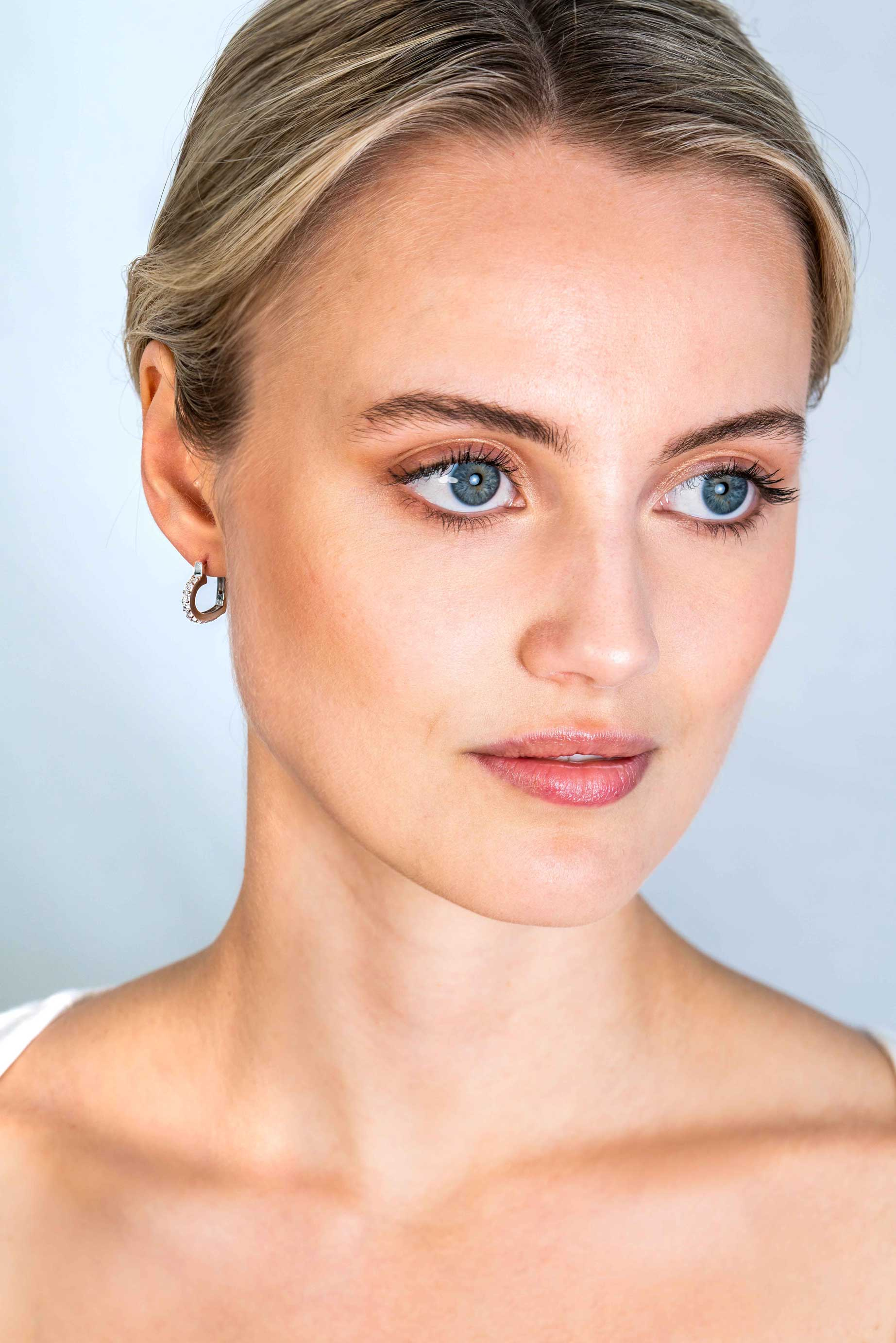 ZINZI zlv. klapcreolen hartvorm met zirc. 18x2.5mm