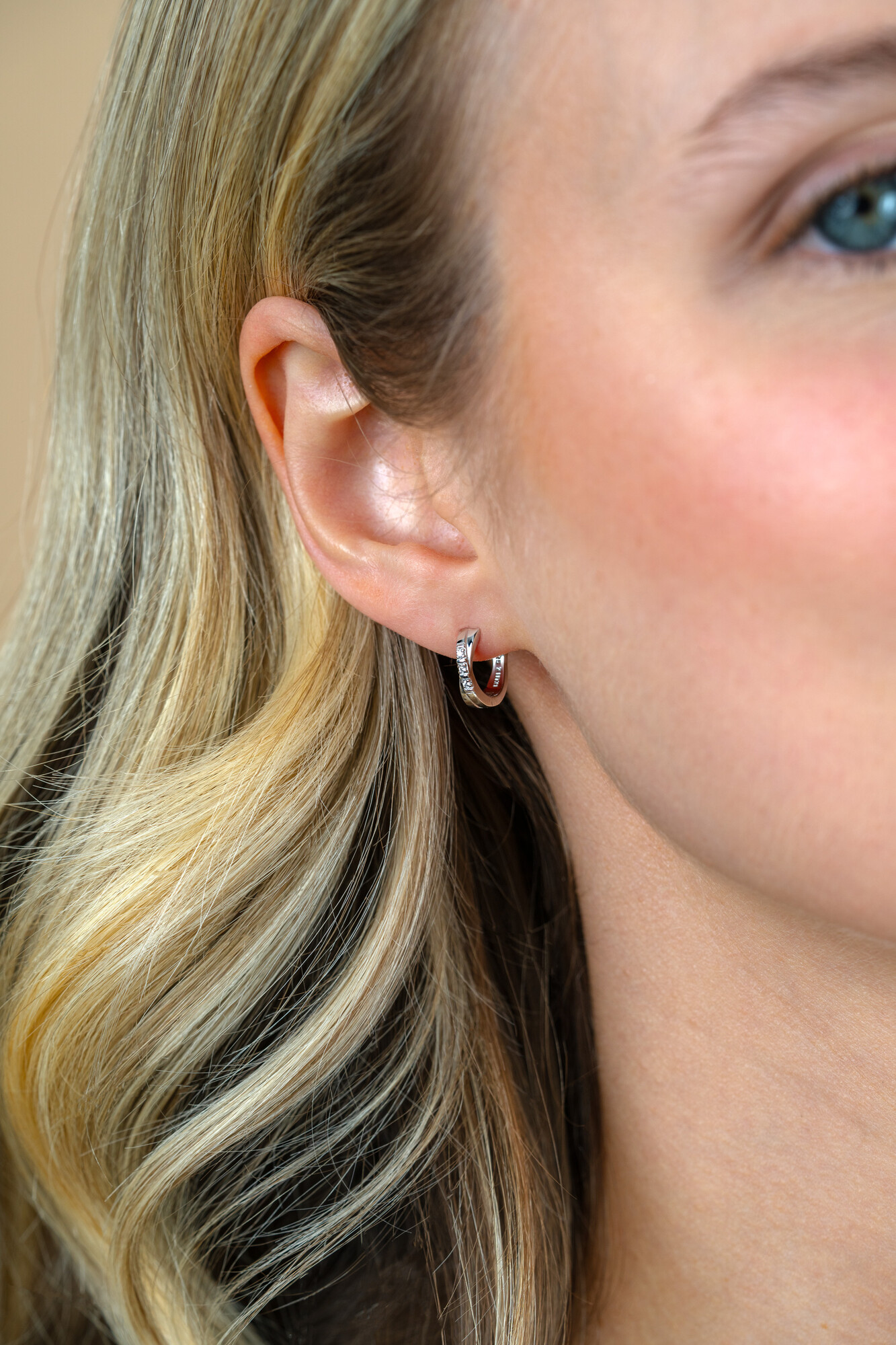 ZINZI silberne Ohrringe 12x3mm überkreuz  weiß ZIO2039