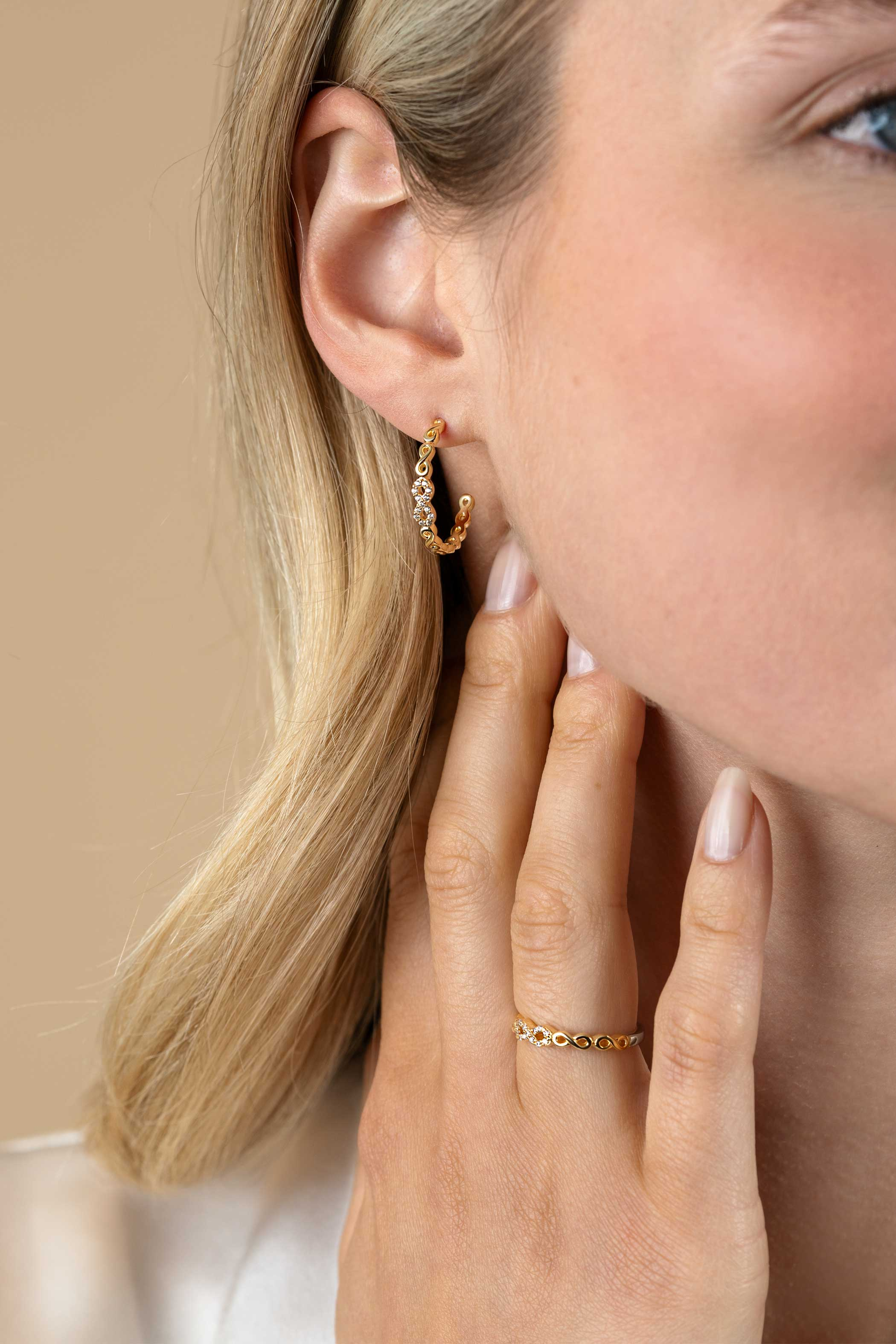 ZINZI vergoldeter Silber-Schmuckring mit eleganten Infinity-Gliedern, mittleres Glied besetzt mit weißen Zirkonia, 3mm breit ZIR2591