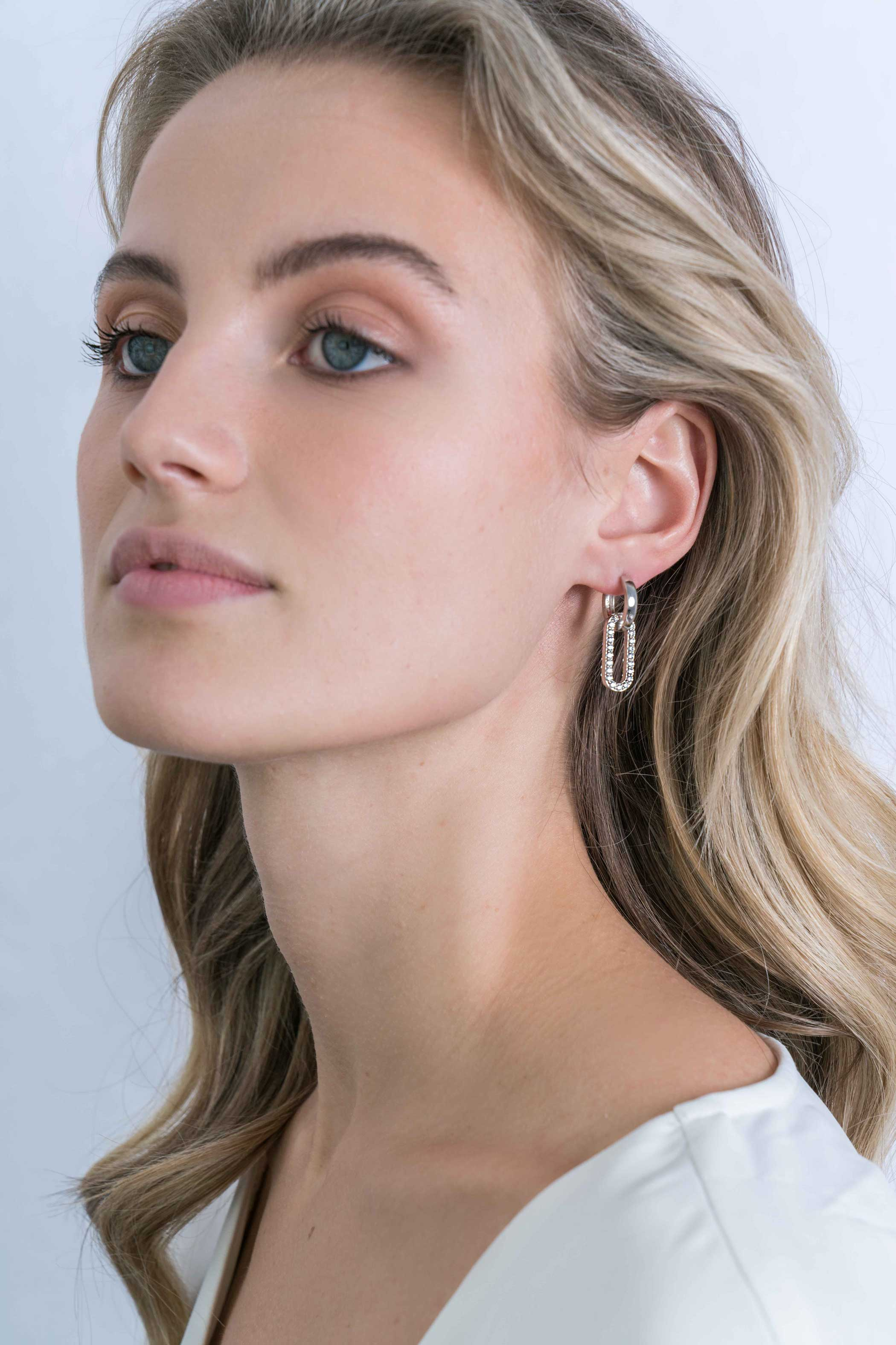 ZINZI silberne Ohrhänger 20mm ovale Form weiße Zirkonias ZICH2156