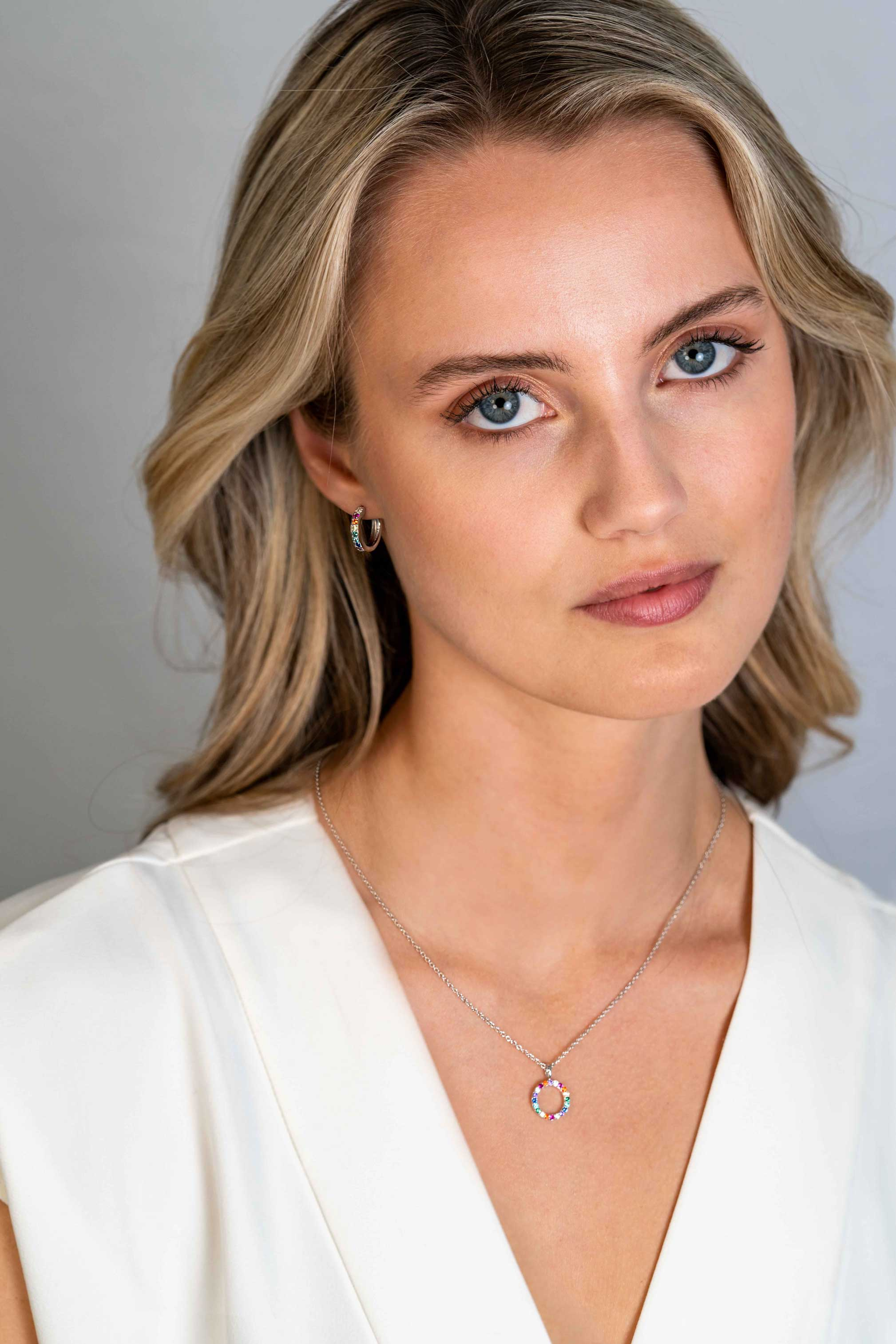 ZINZI zlv. creolen 15x3mm rond regenboog zirc