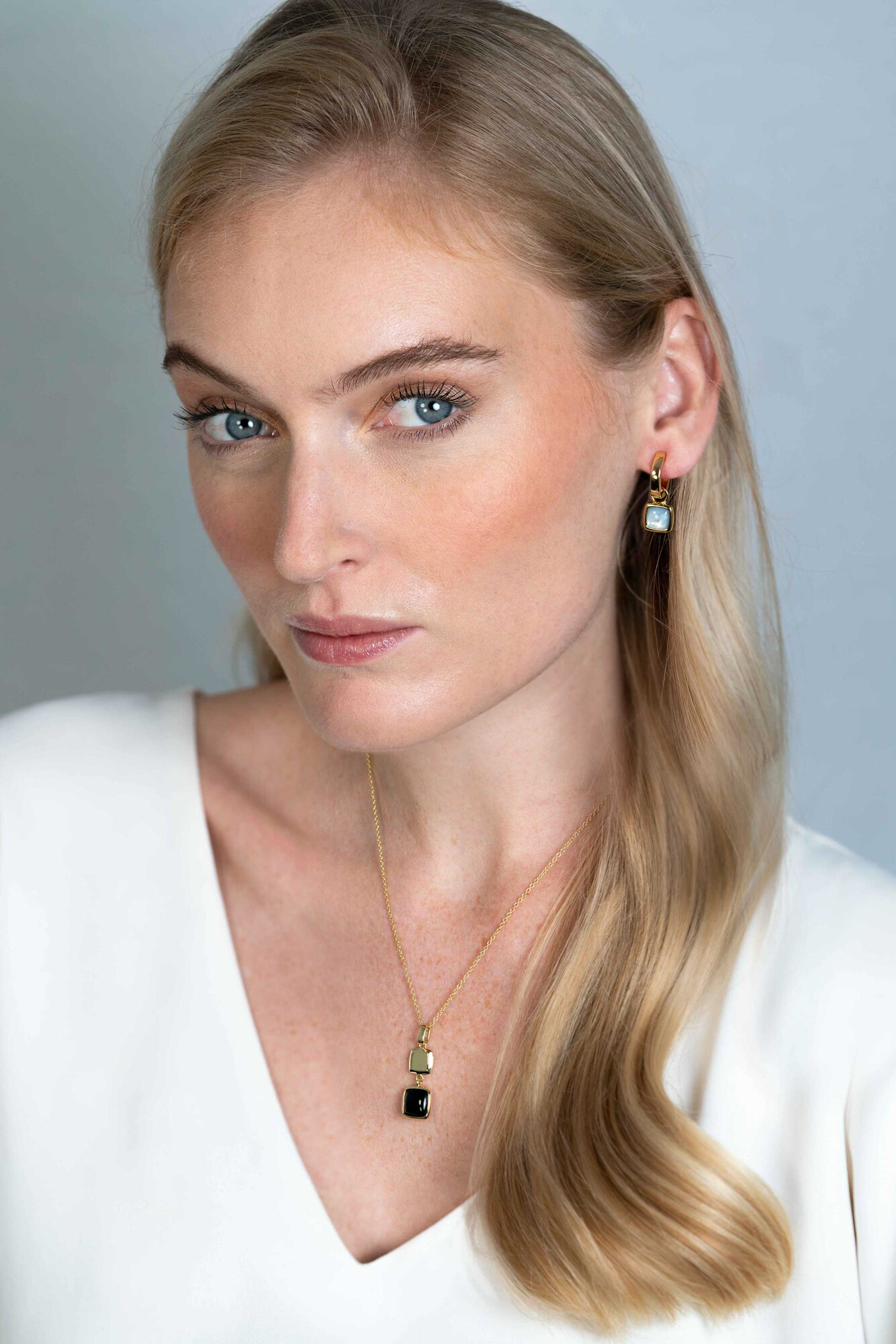 ZINZI Silberne Ohranhänger extra 14 Karat gelbvergoldetes Quadrat zweiseitig schwarzer Onyx und weißes Perlmutt 10mm ZICH2257G