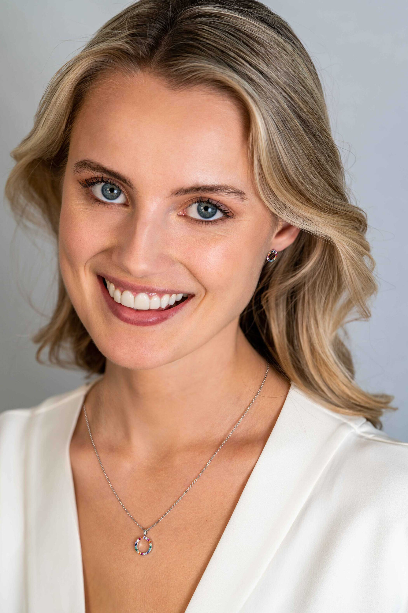 ZINZI zlv. oorknopjes rond open zirc. regenboog