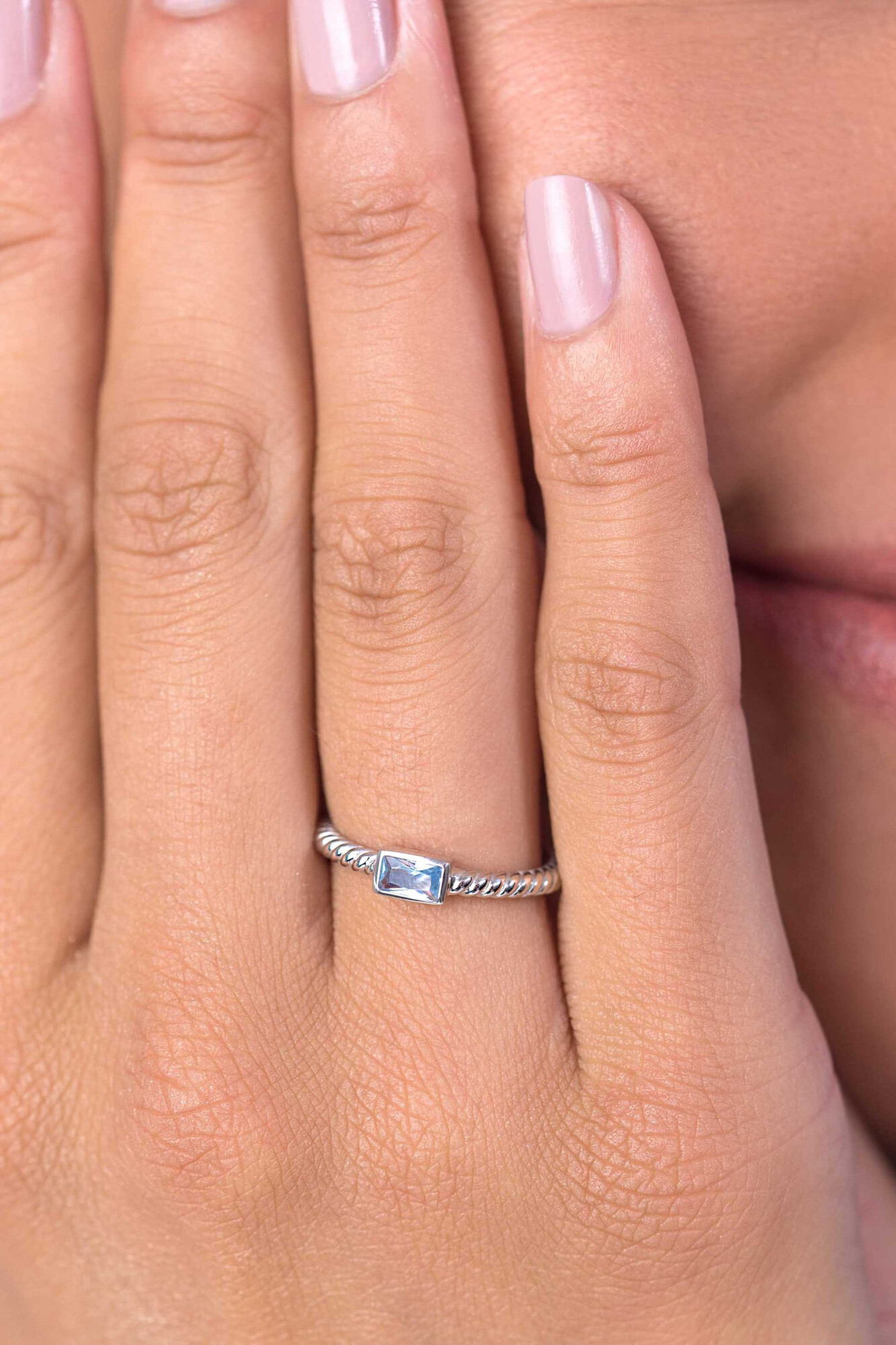 ZINZI silberner Ansteckring verdreht blau 3mm ZIR1901